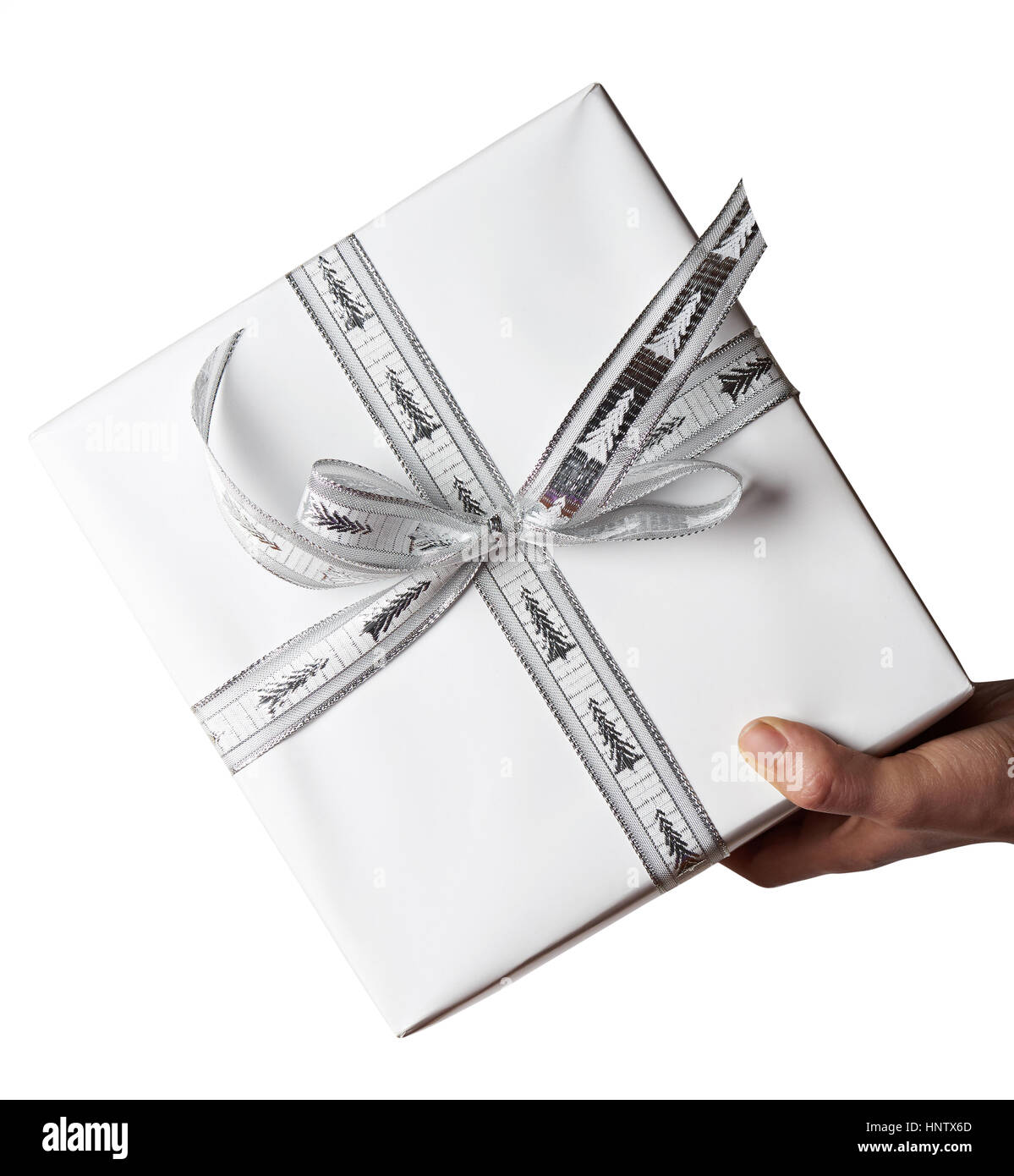 Il trattenimento di una confezione regalo con mano isolati su sfondo bianco Foto Stock