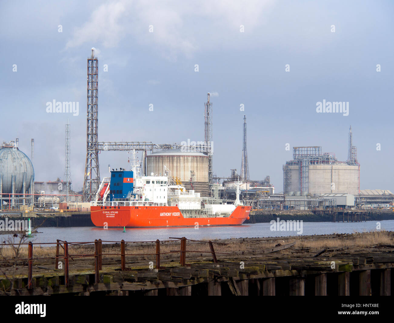 Il Gpl Tanker Coral Sticho, numero IMO 9685504 ormeggiata presso la raffineria di petrolio sul Fiume Tees England Regno Unito Foto Stock