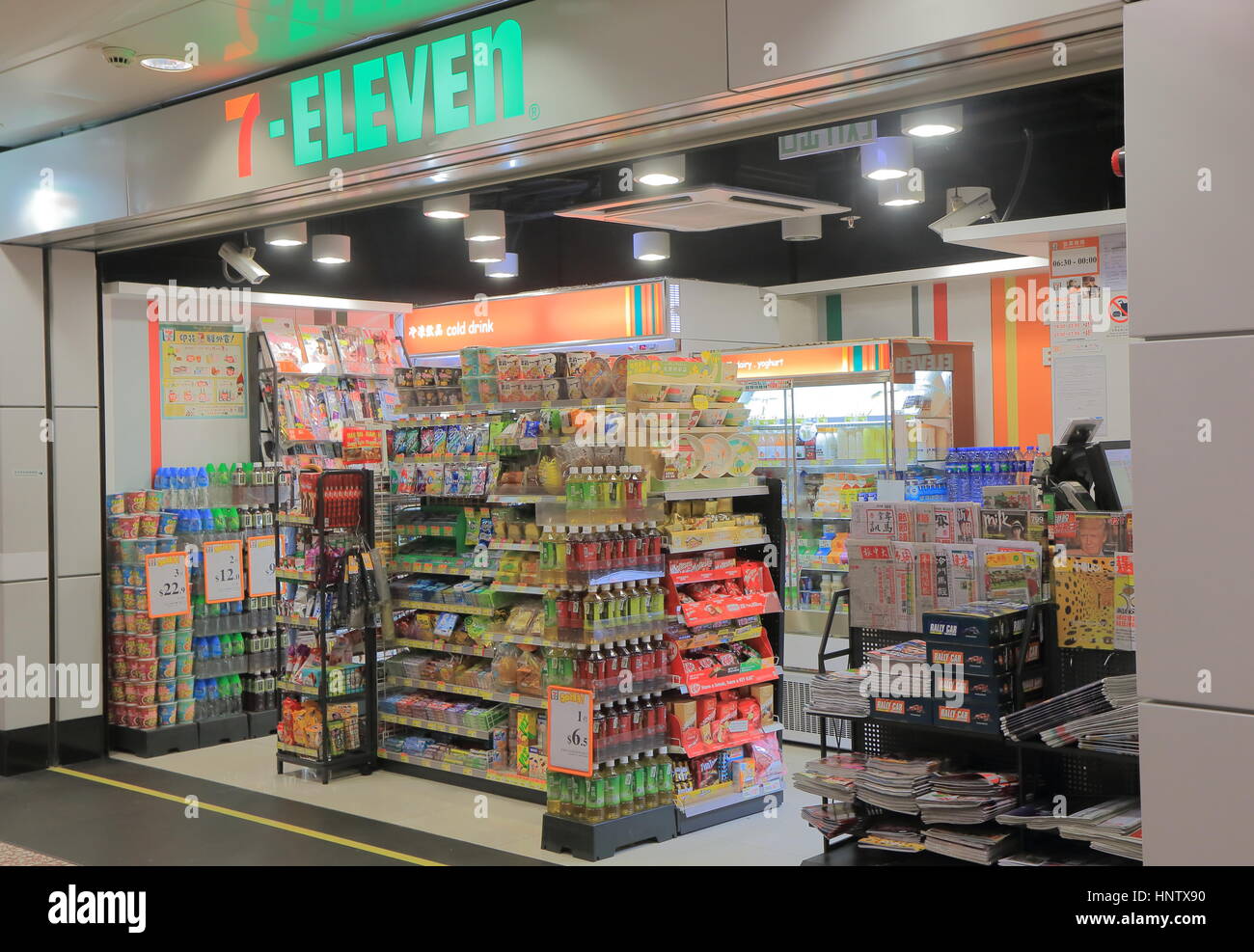 7 undici in Hong Kong. 7-Eleven è il maggior operatore mondiale, franchisor, e il licenziante di negozi con più di 50.000 punti vendita. Foto Stock