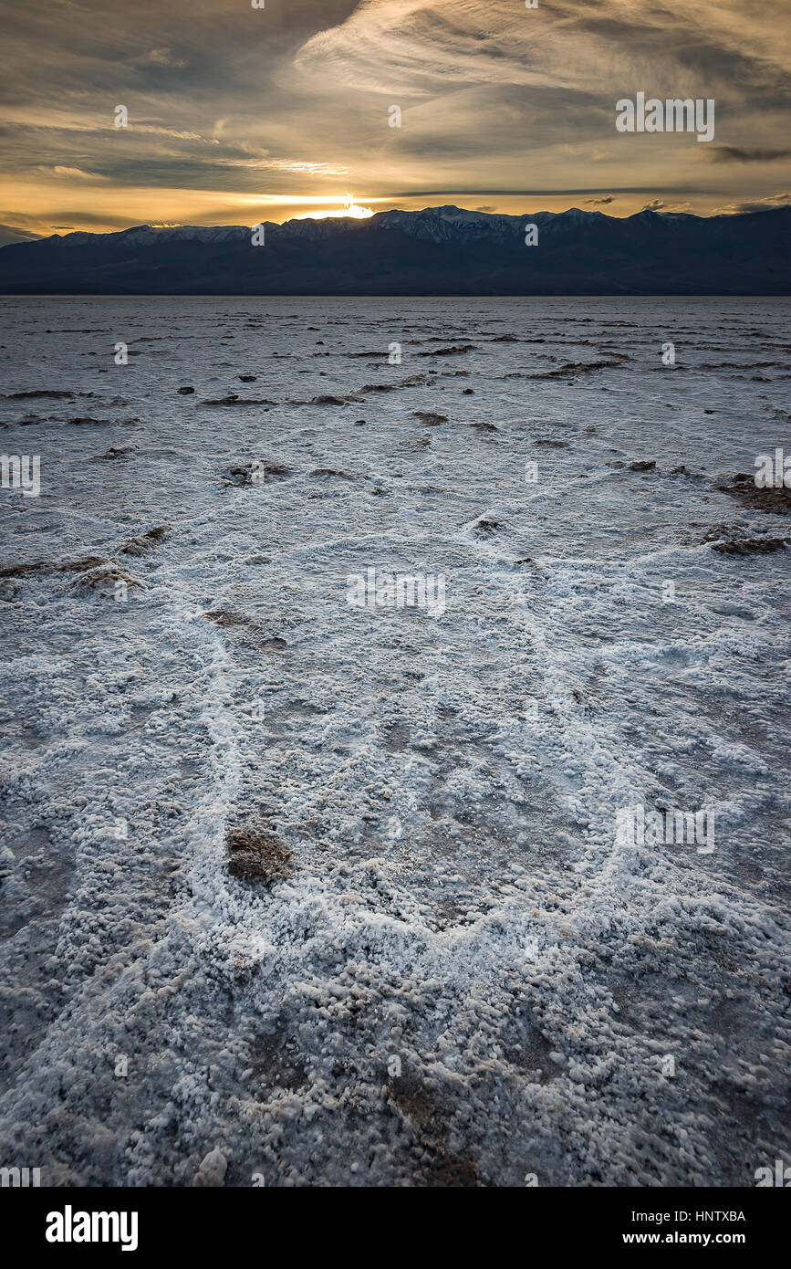 L'iconico paesaggio del Bacino Badwater, elevazione più basso nell'emisfero occidentale, durante il tramonto Foto Stock