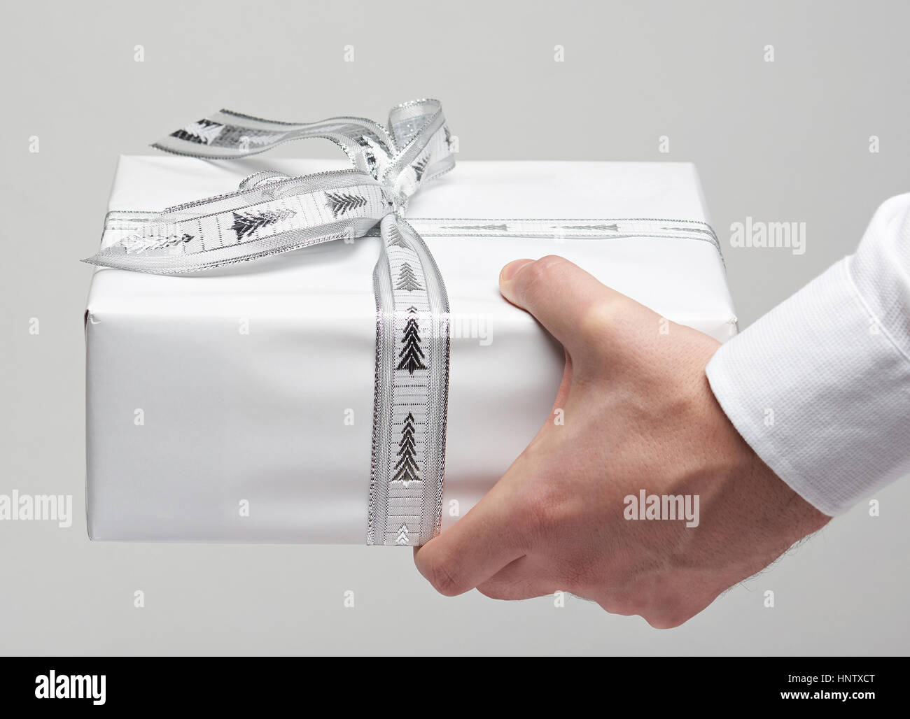 Grande scatola regalo bianca tenendo l uomo in office camicia bianca close up Foto Stock