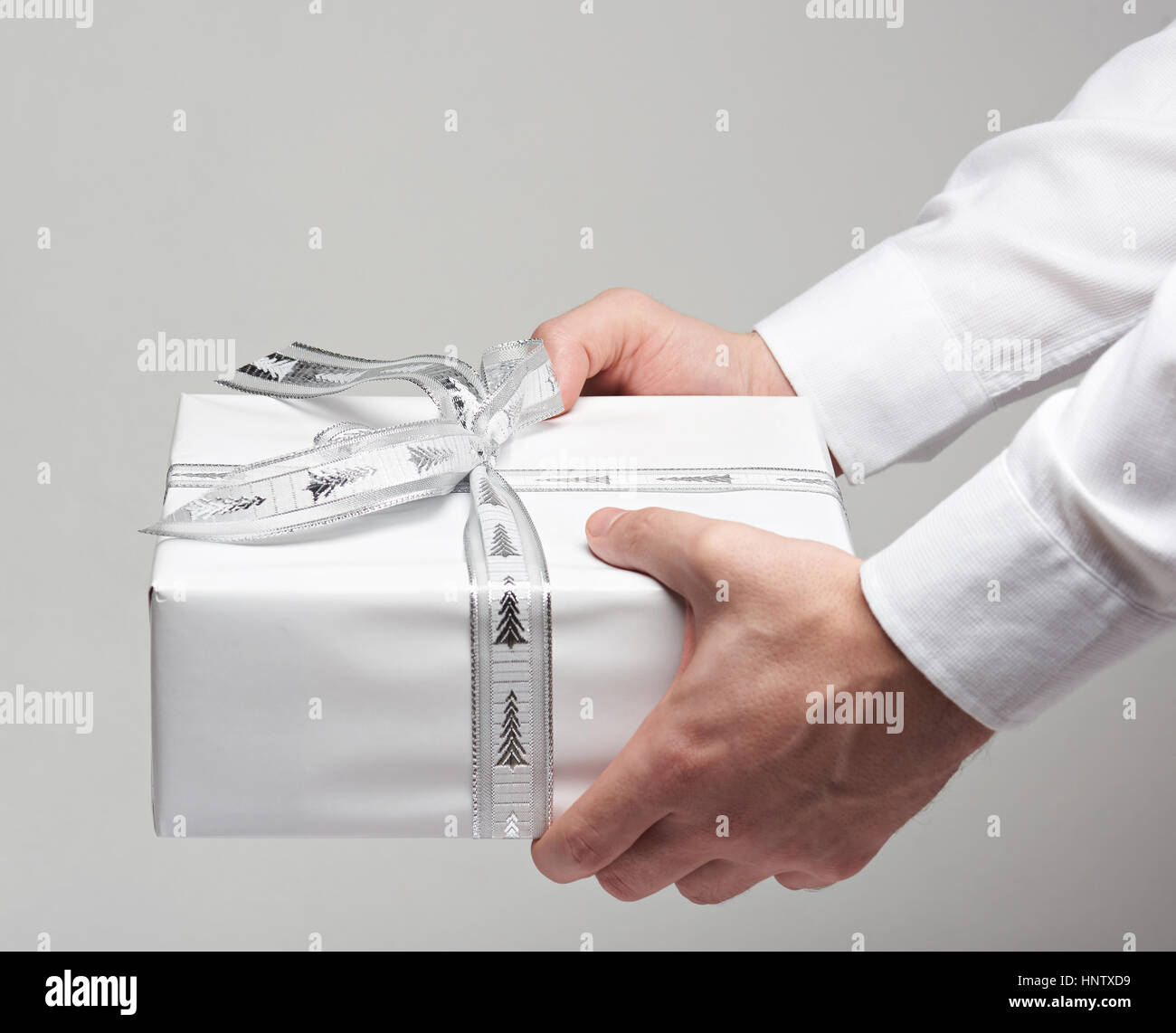 Business scatola regalo bianca presente vicino fino in mani di manager Foto Stock