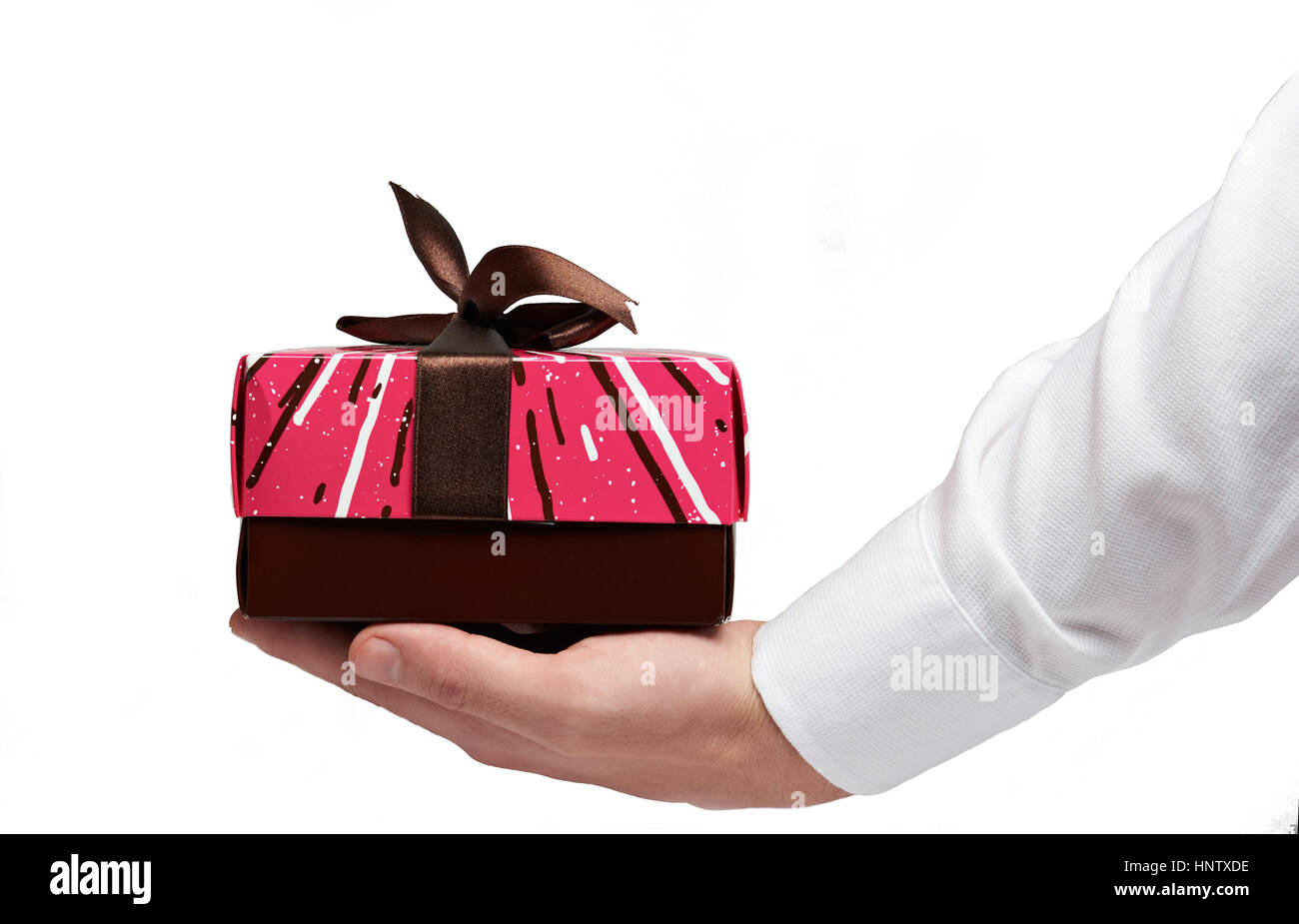Colorato di rosso scatola con nastro marrone in manager palm canto isolato su sfondo bianco Foto Stock