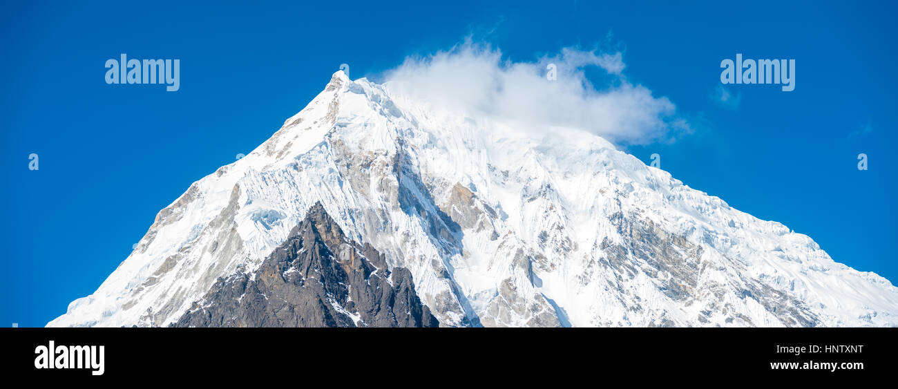 Primo piano della snow-capped, ventoso Langtang Lirung picco di montagna, parte della gamma himalayana del Nepal. Posizione orizzontale Foto Stock