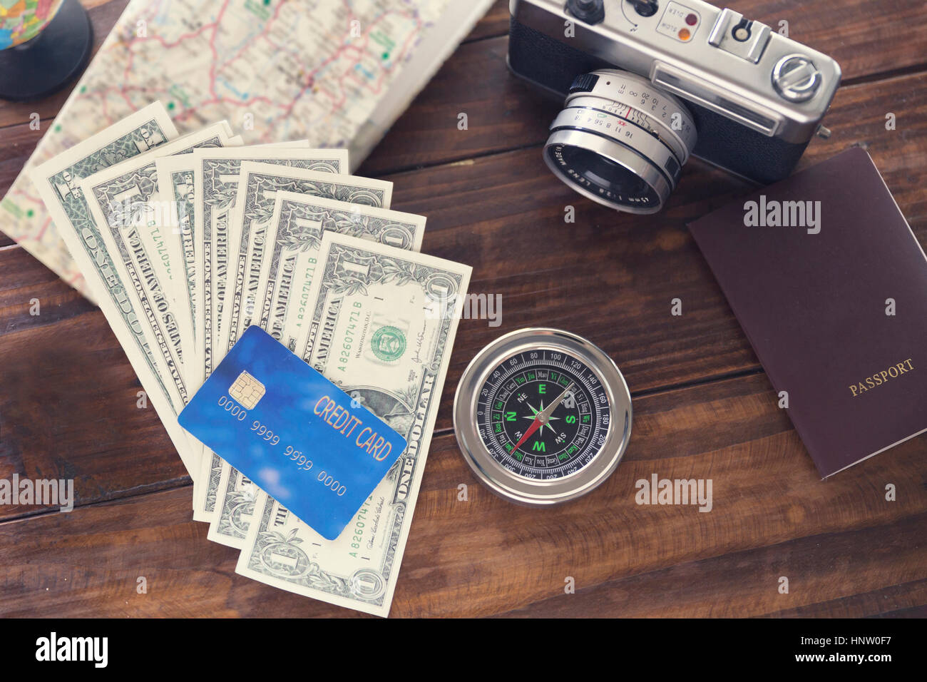 Bussola, passaporto e carta di credito, banconote, fotocamera,mappa per uso come viaggio Concetto di vacanza (vintage tono e messa a fuoco selezionata) Foto Stock