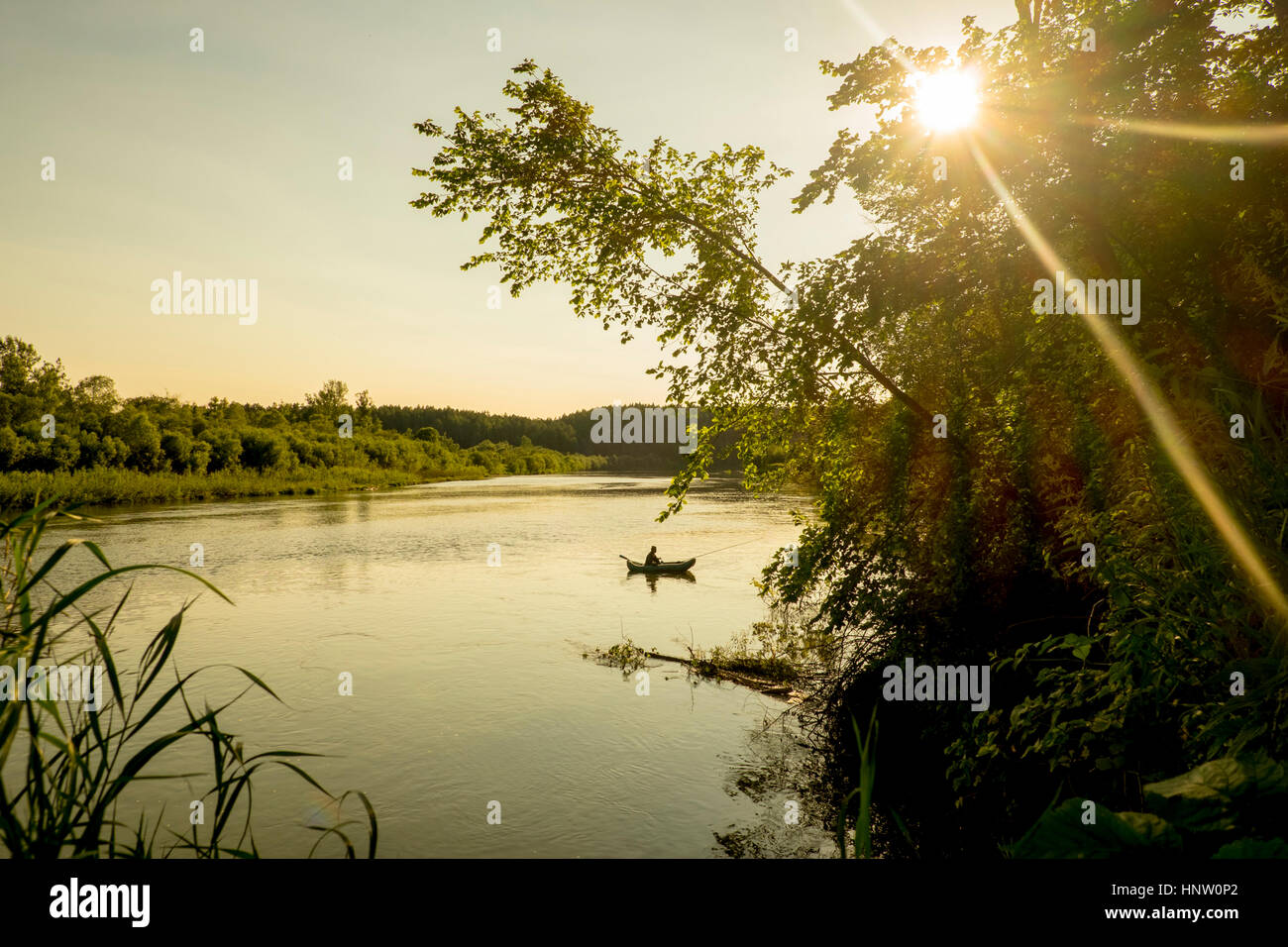 Mari lontani uomo la pesca sul lago, Ural, Russia Foto Stock