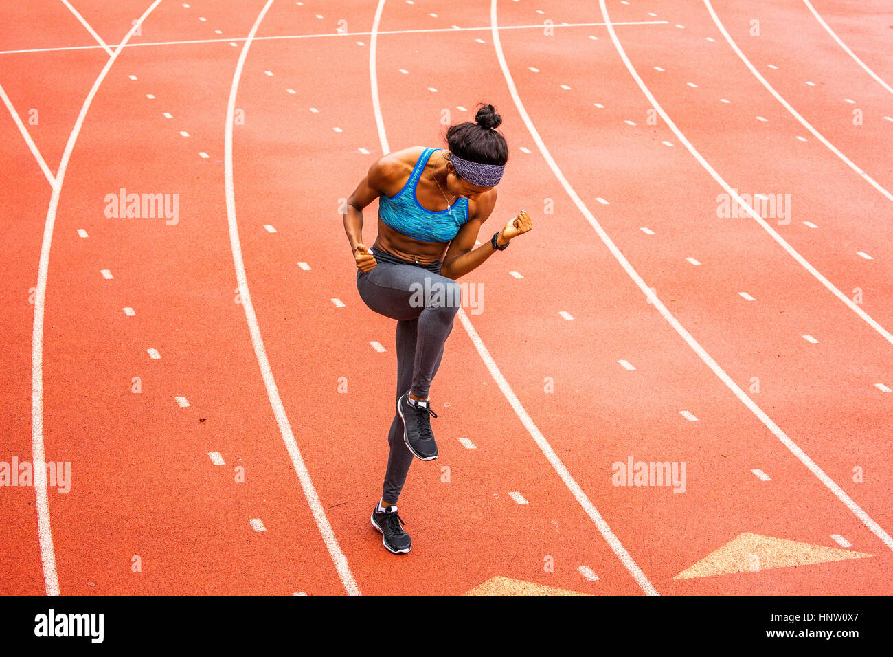 Felice atleta nero celebrando in via Foto Stock