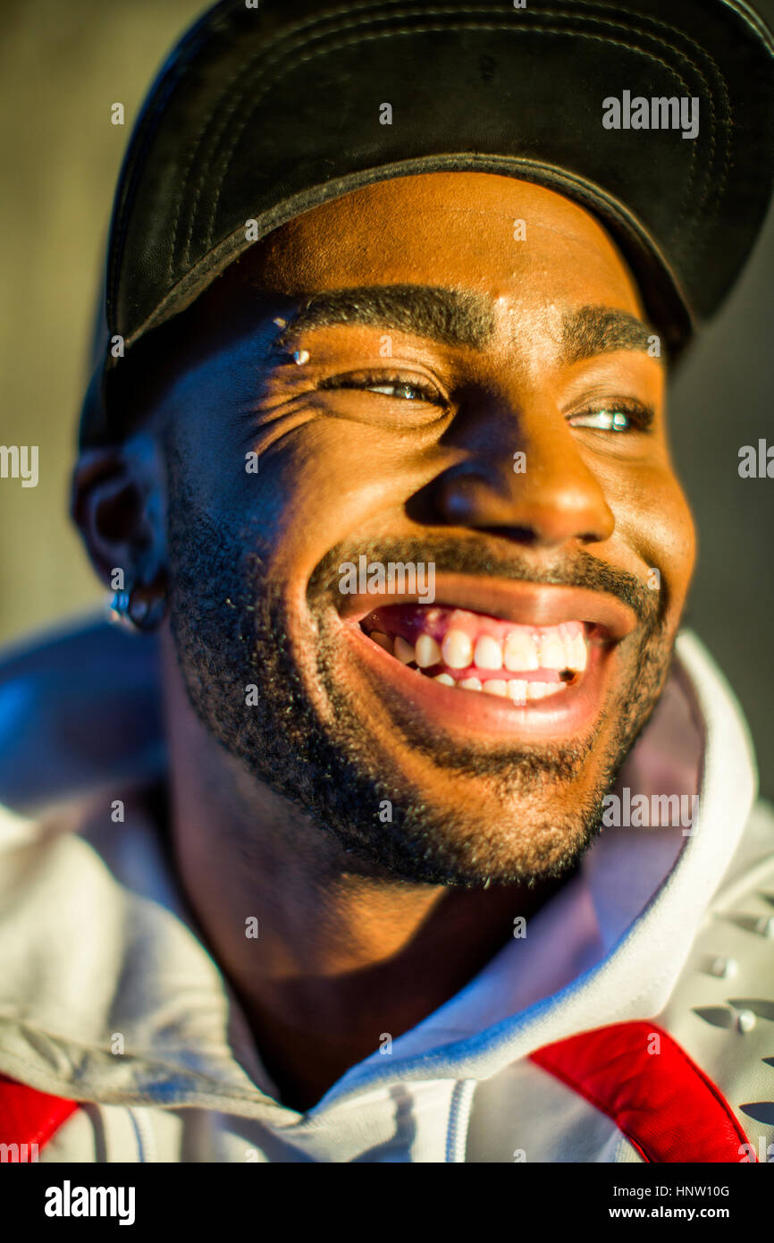 Sorridente uomo nero che guarda lontano Foto Stock