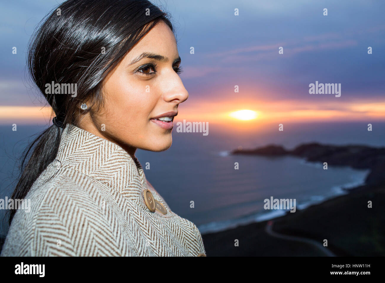 Ritratto di donna indiana vicino oceano al tramonto Foto Stock