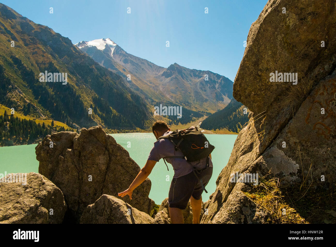 Uomo caucasico backpacking vicino lago di montagna Foto Stock