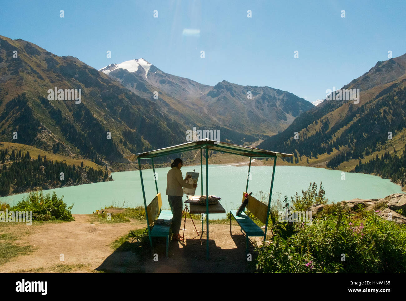 La donna caucasica pittura paesaggio di montagna Foto Stock