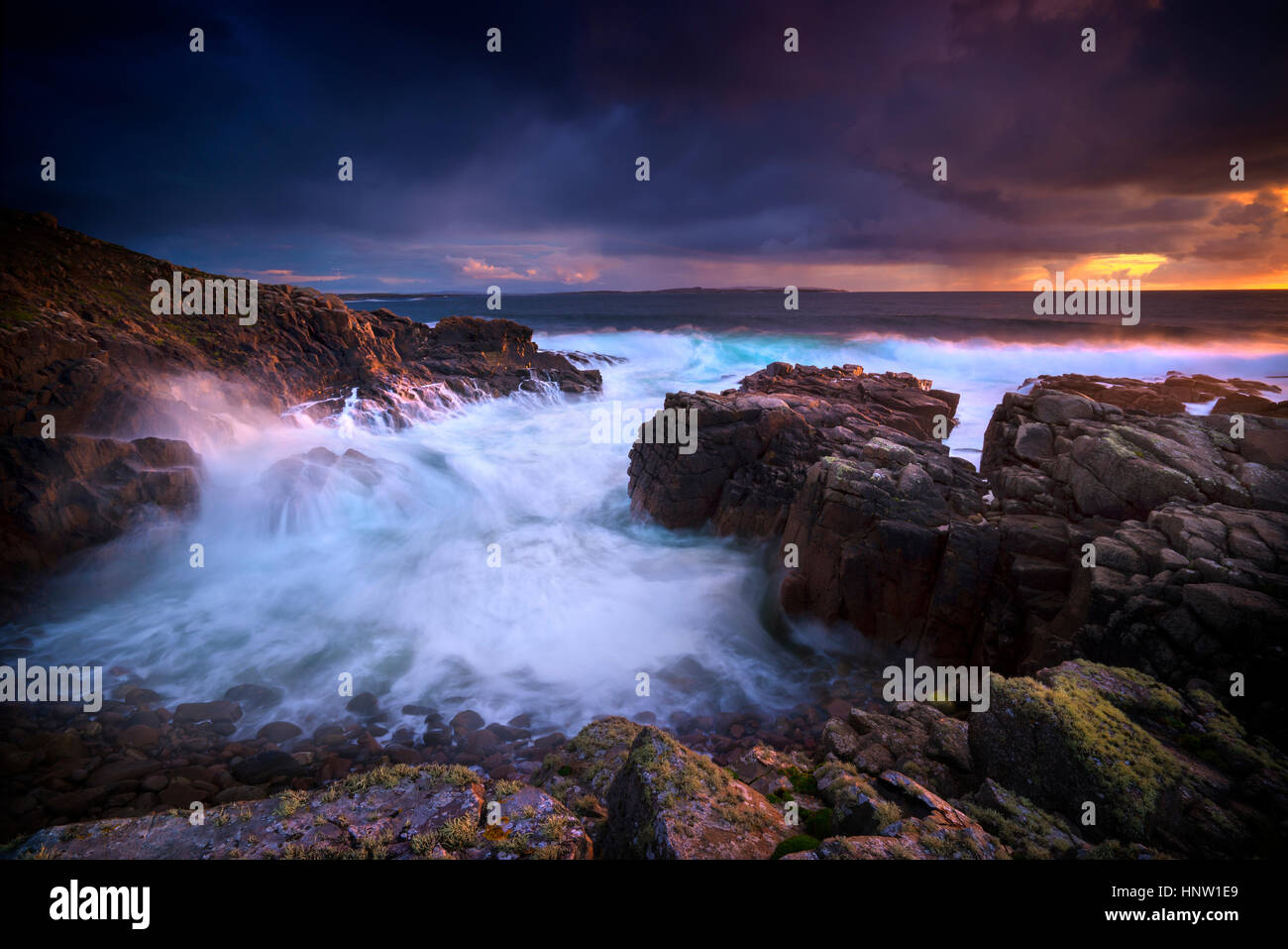 Le onde che scorre sulla spiaggia rocciosa Foto Stock