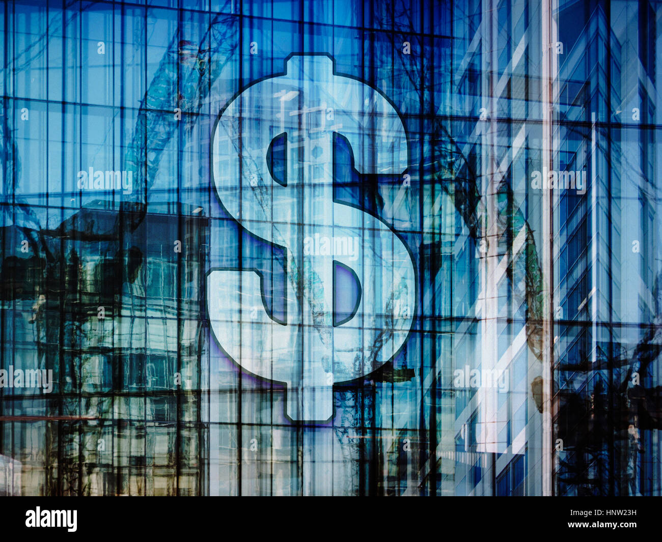 Il simbolo del dollaro sulla highrise e gru edili Foto Stock