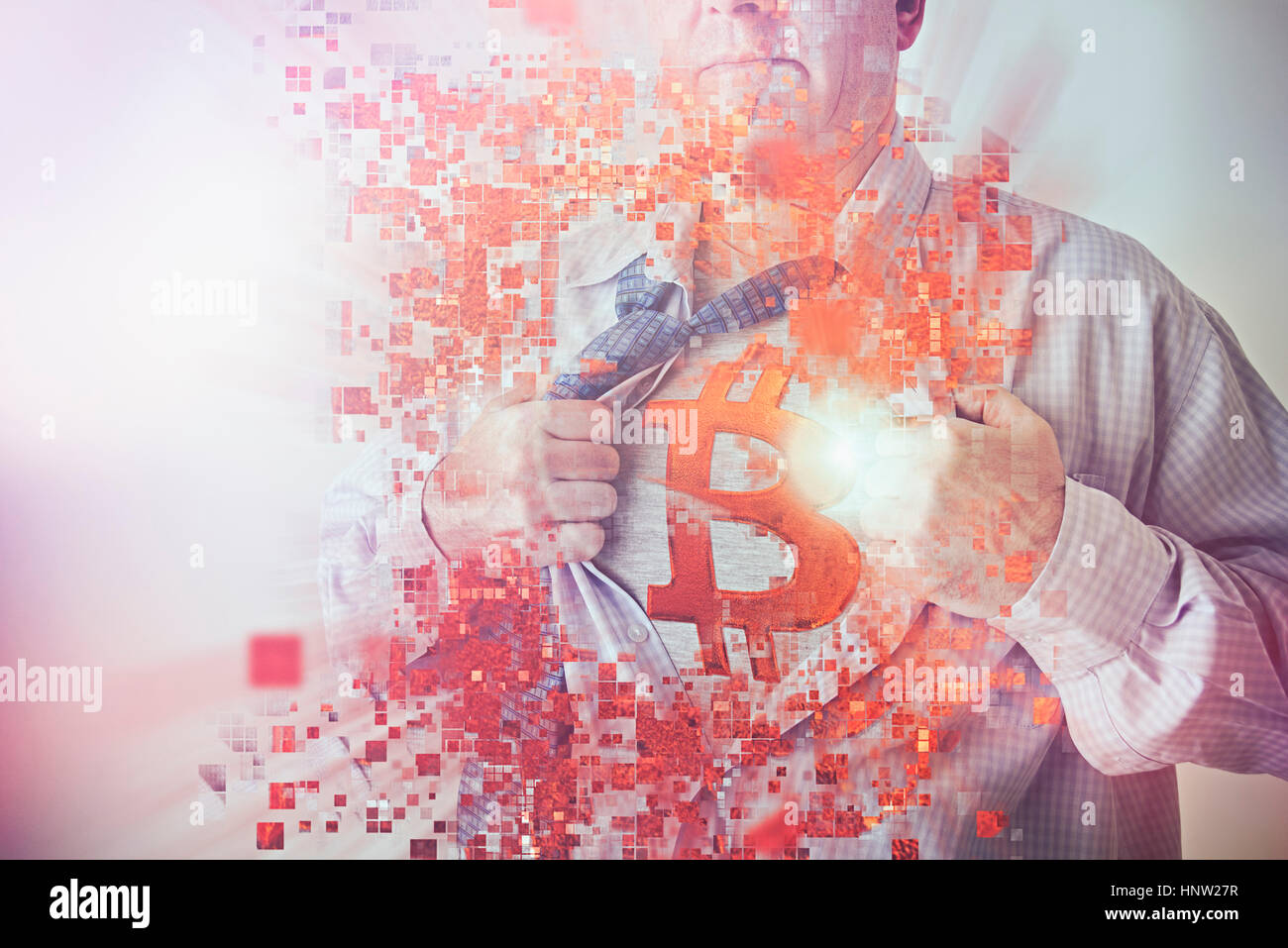 Imprenditore caucasico apertura shirt rivelando Bitcoin simbolo Foto Stock