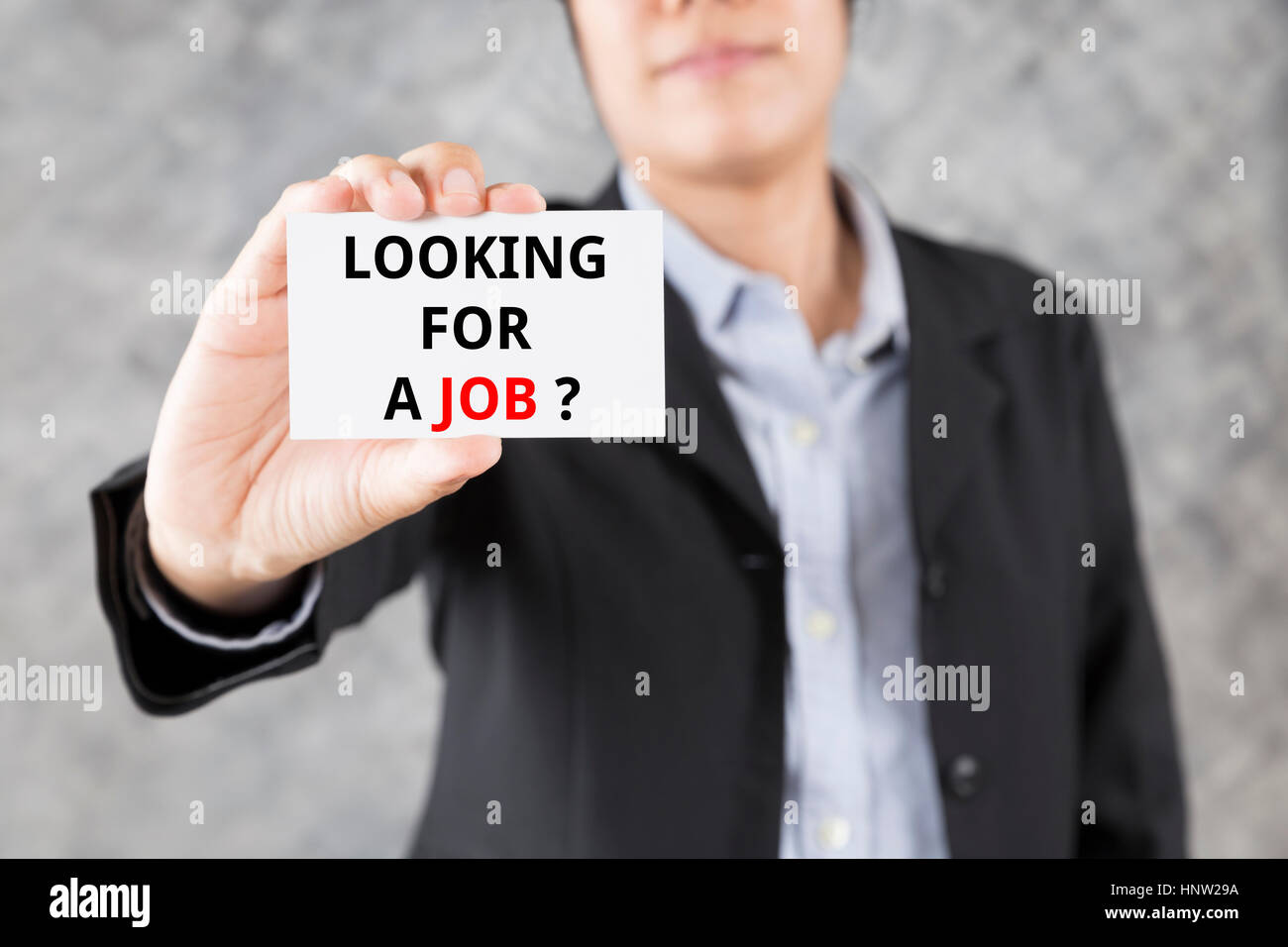 Imprenditore mostra business card con la parola alla ricerca di un lavoro Foto Stock