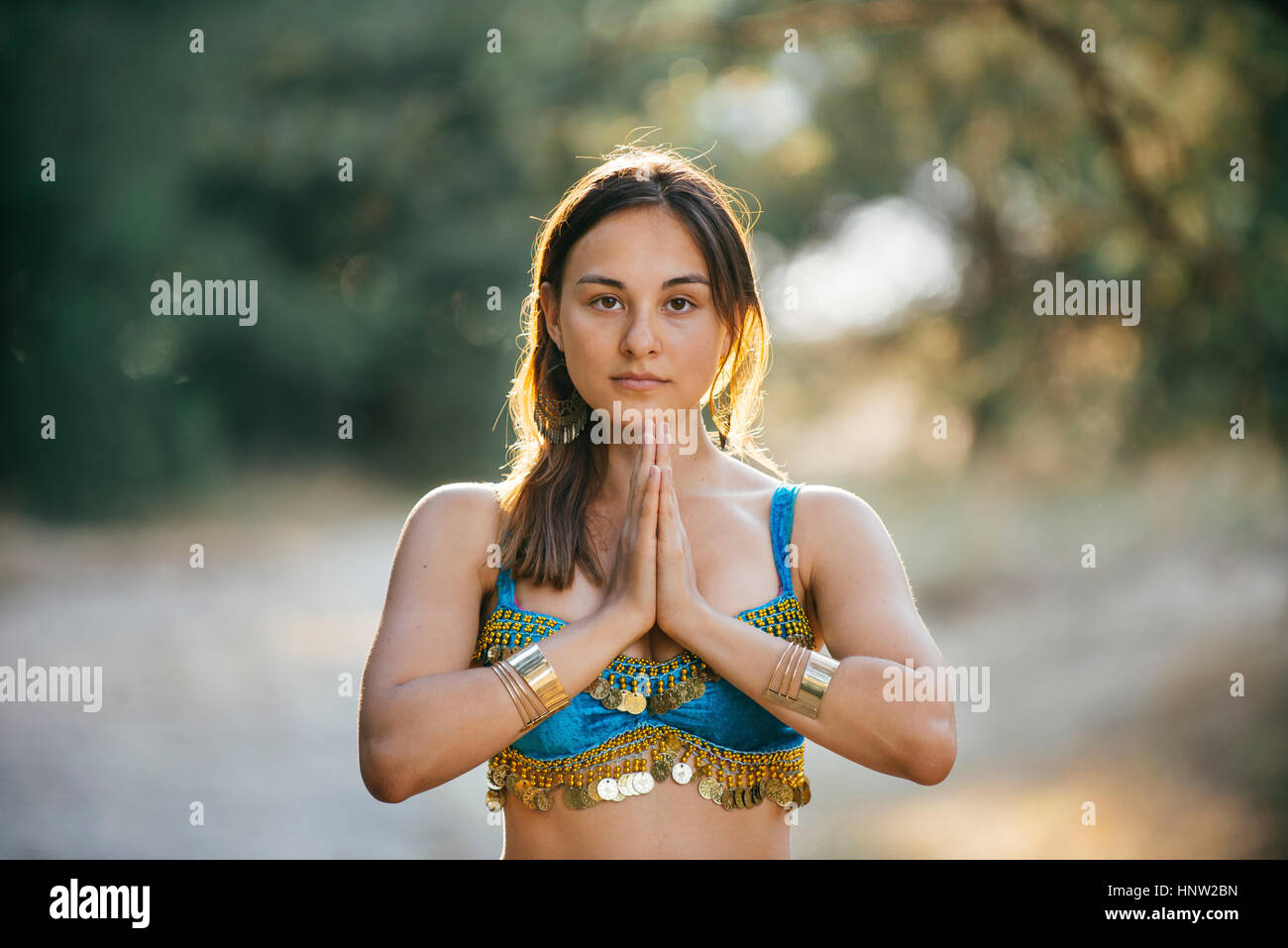 Caucasian danzatrice del ventre con le mani incrociate Foto Stock