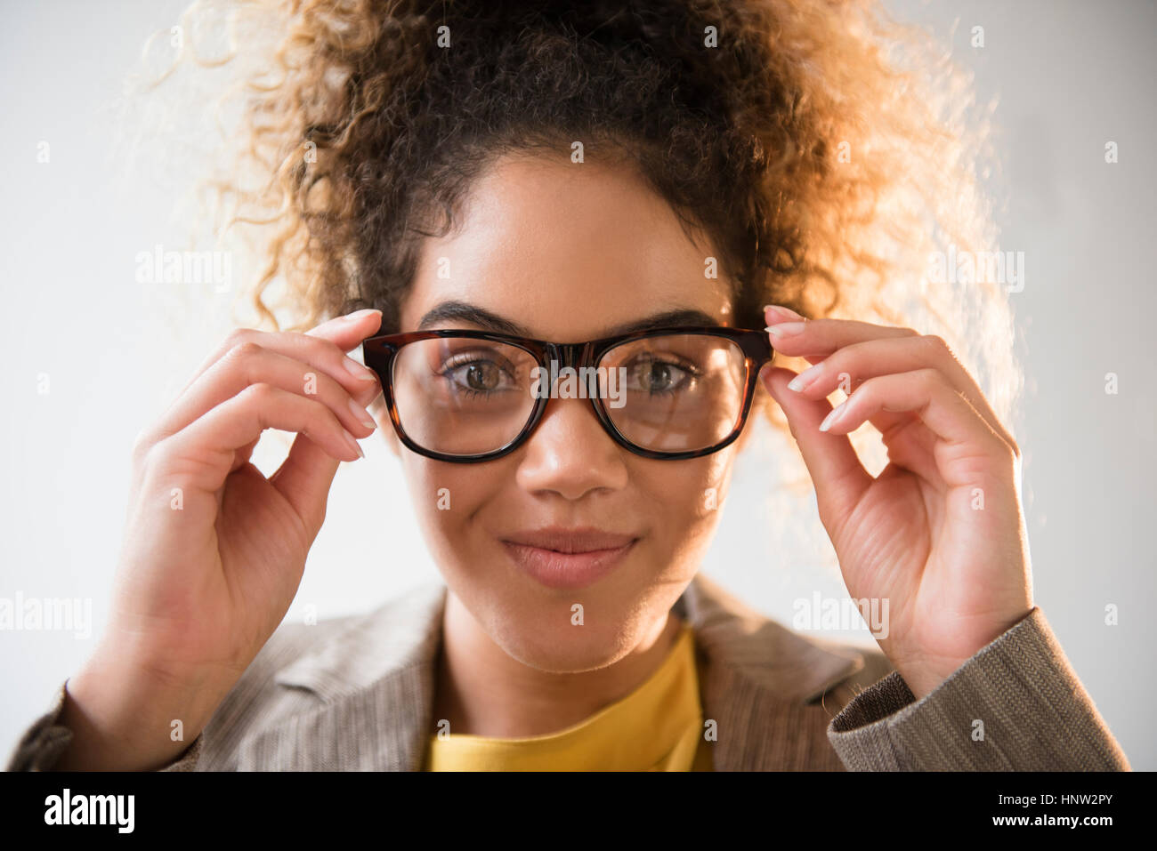 Razza mista donna occhiali di regolazione Foto Stock