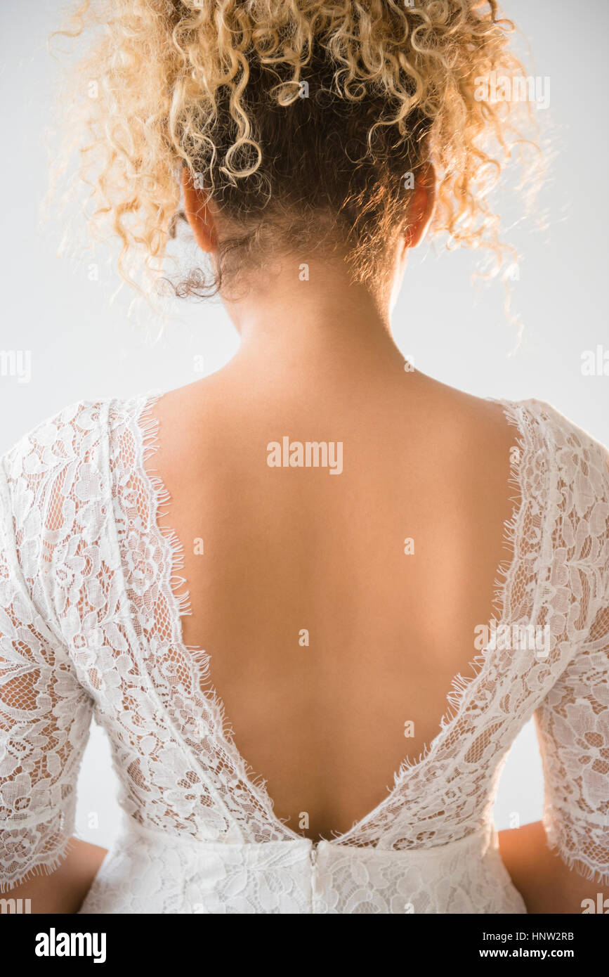 Retro di razza mista donna che indossa abiti da sposa Foto Stock