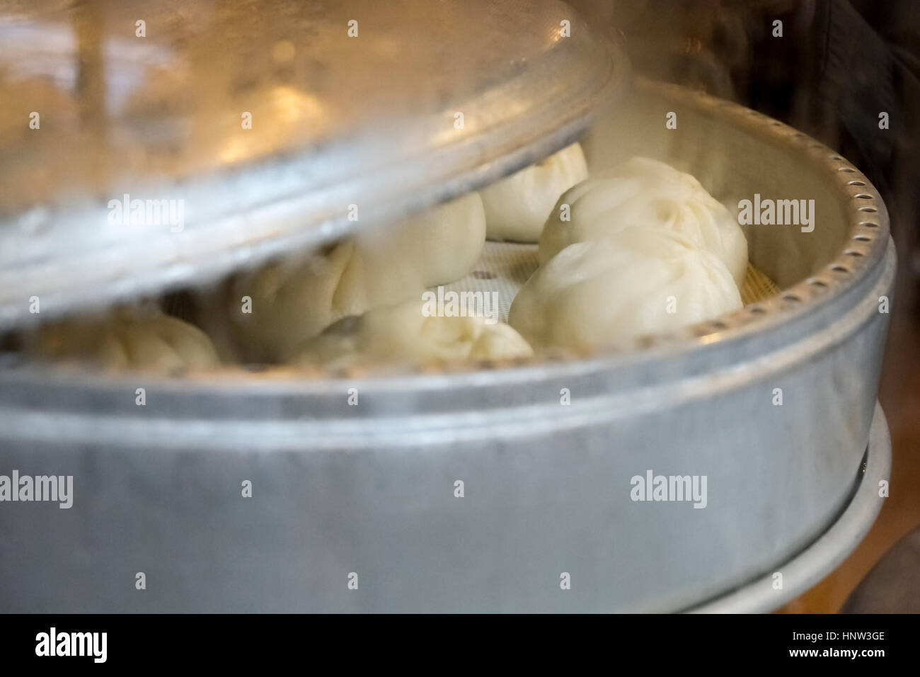 Panini vapore nella padella Foto Stock