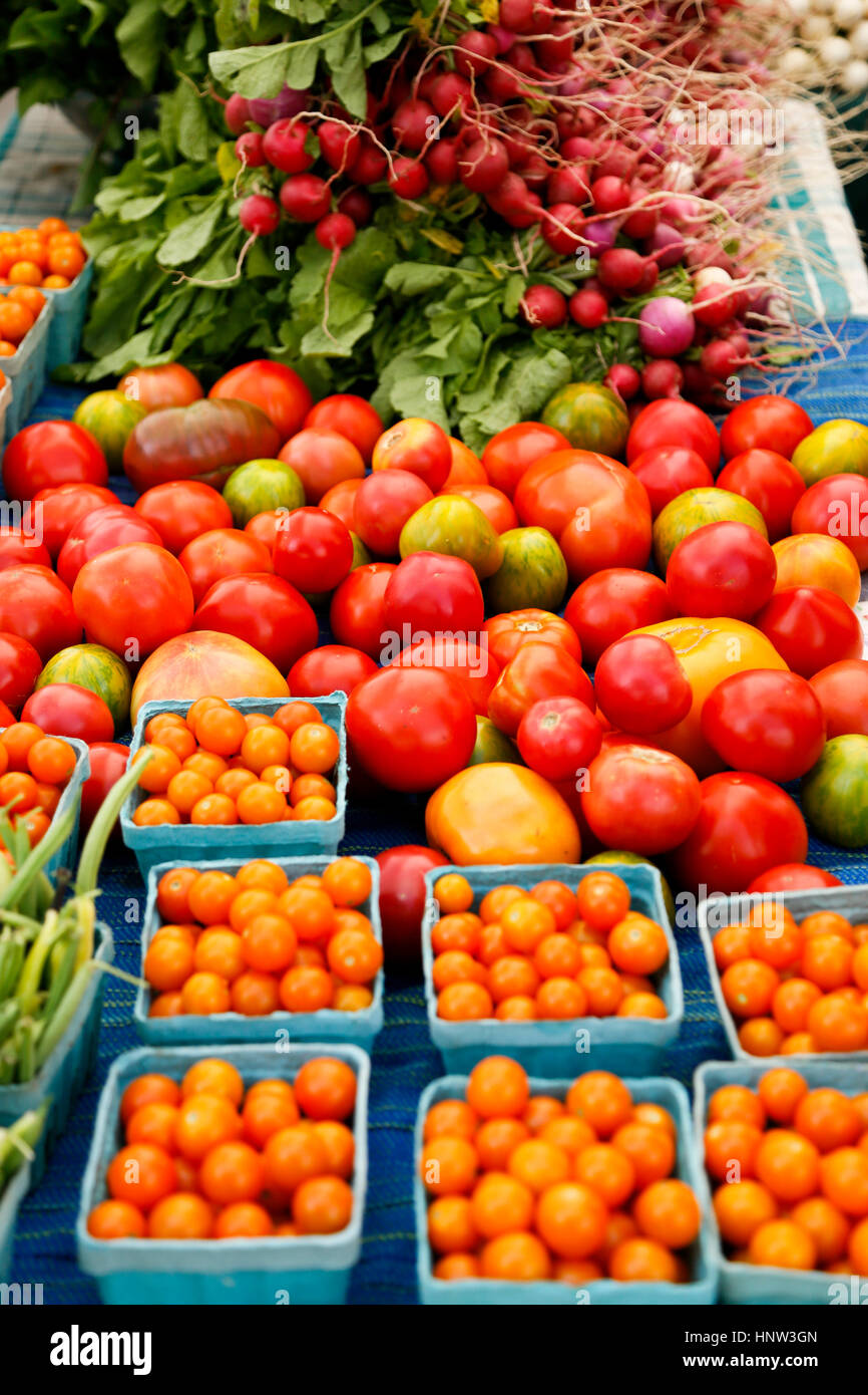 Fresche verdure organiche al mercato Foto Stock