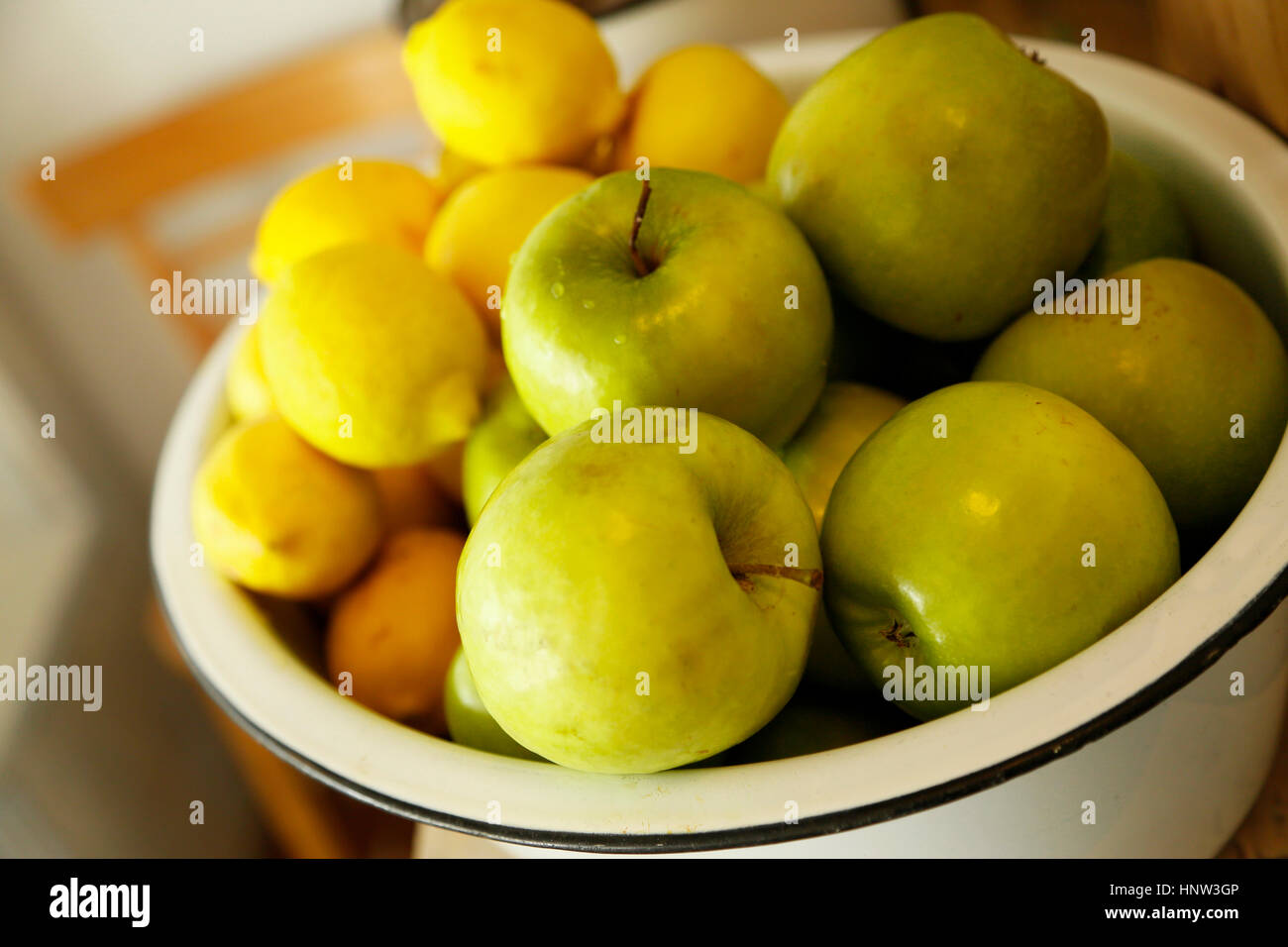 Ciotola di mele e limoni Foto Stock