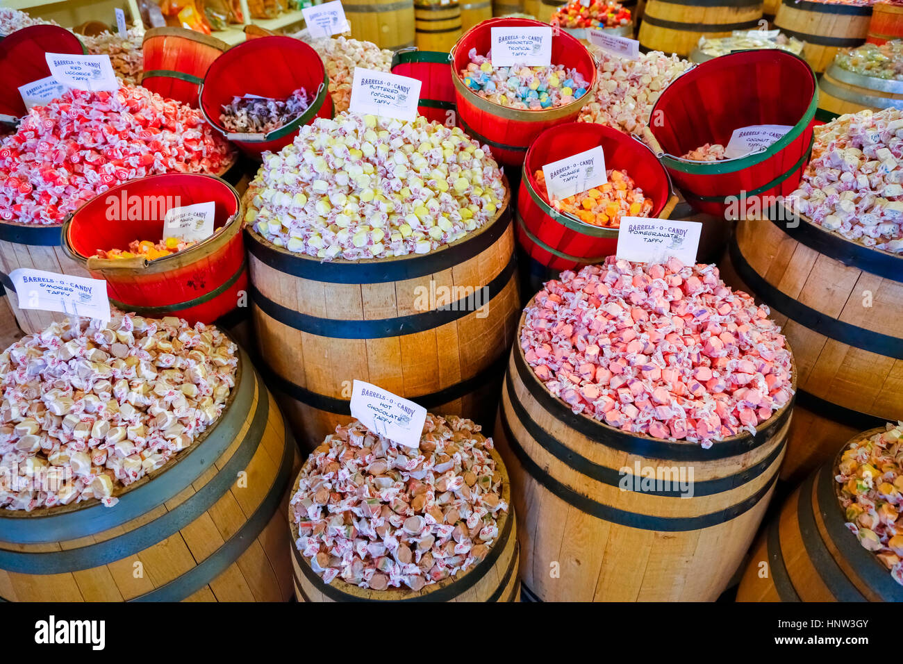 Barili di taffy in negozio Foto Stock