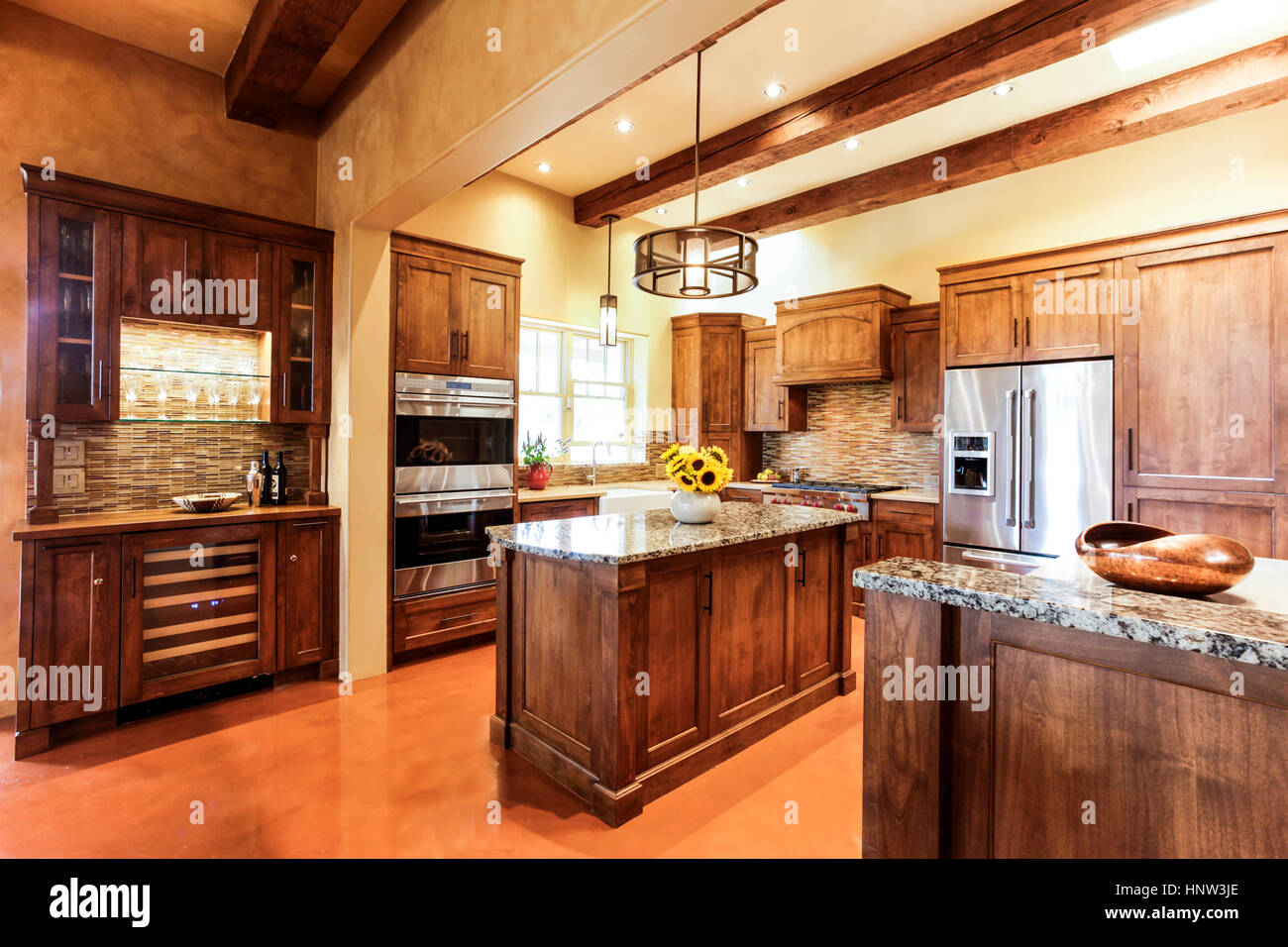 Cabinet in legno nella cucina moderna Foto Stock