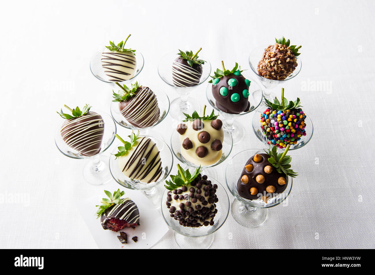 Varietà di cioccolato fragole coperte in bicchieri Foto Stock