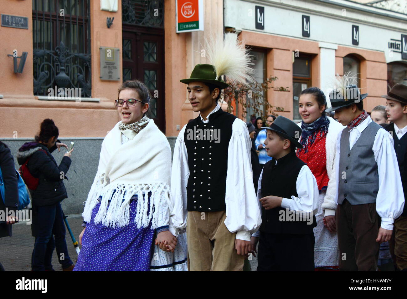 Kaposvár, Ungheria - 4 febbraio .2017 giovani ballerini folk stanno andando al carnevale tradizionale Foto Stock