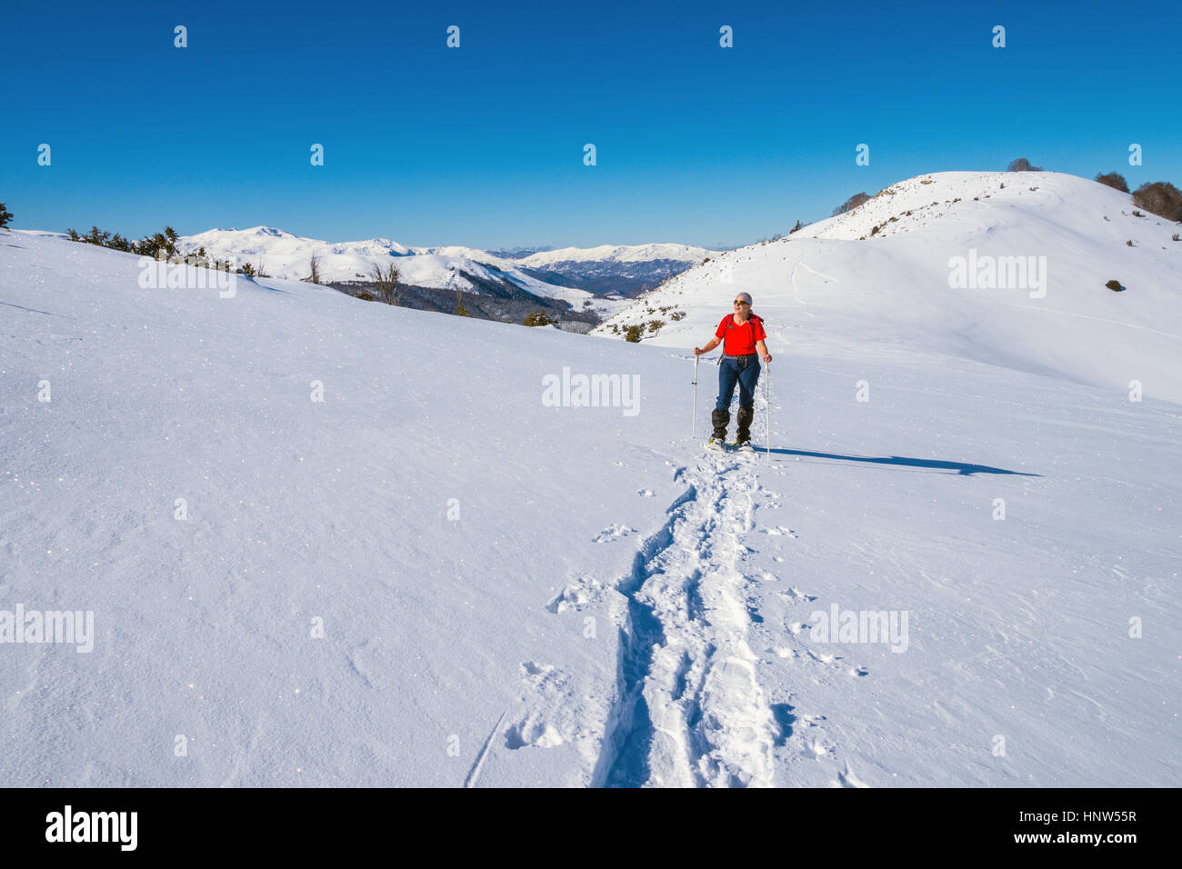 Figura femminile con le racchette da neve, Plateau de Beille, Pirenei francesi Foto Stock