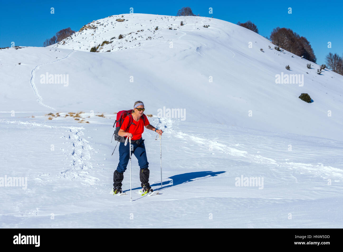 Figura femminile con le racchette da neve, Plateau de Beille, Pirenei francesi Foto Stock