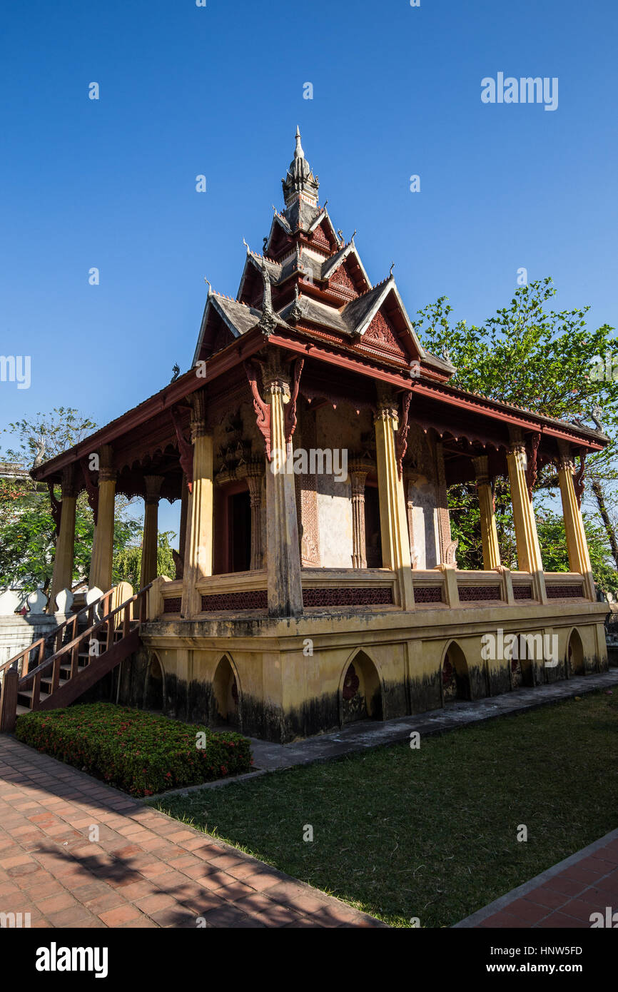 Wat Si Saket trova è famosa per il suo chiostro muro che ospita migliaia di piccole immagini di Buddha e le righe di centinaia di Budda seduto. Essi sono disponibili in tutte le Foto Stock