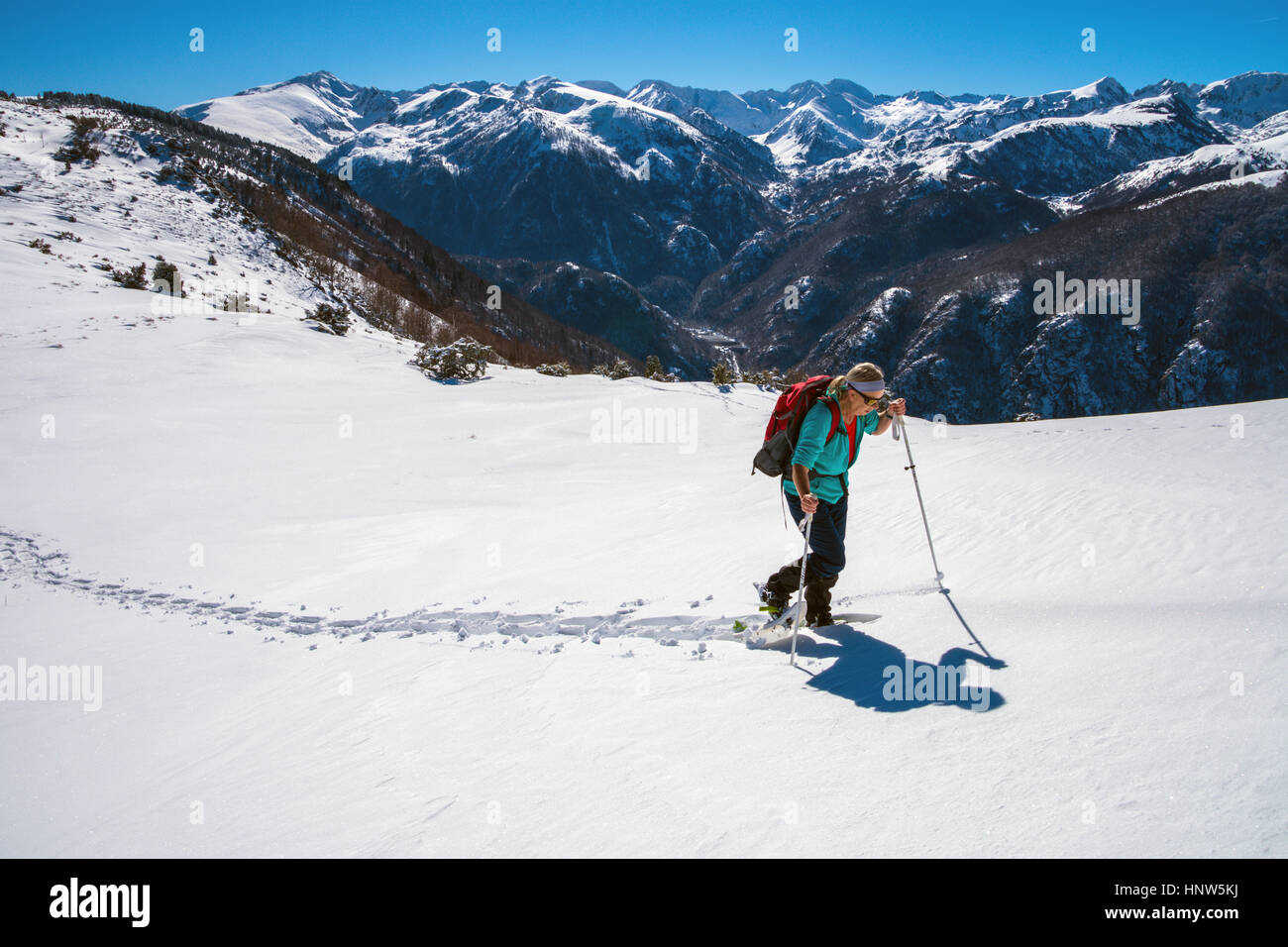 Figura femminile con le racchette da neve, Plateau de Beille, Pirenei francesi Foto Stock