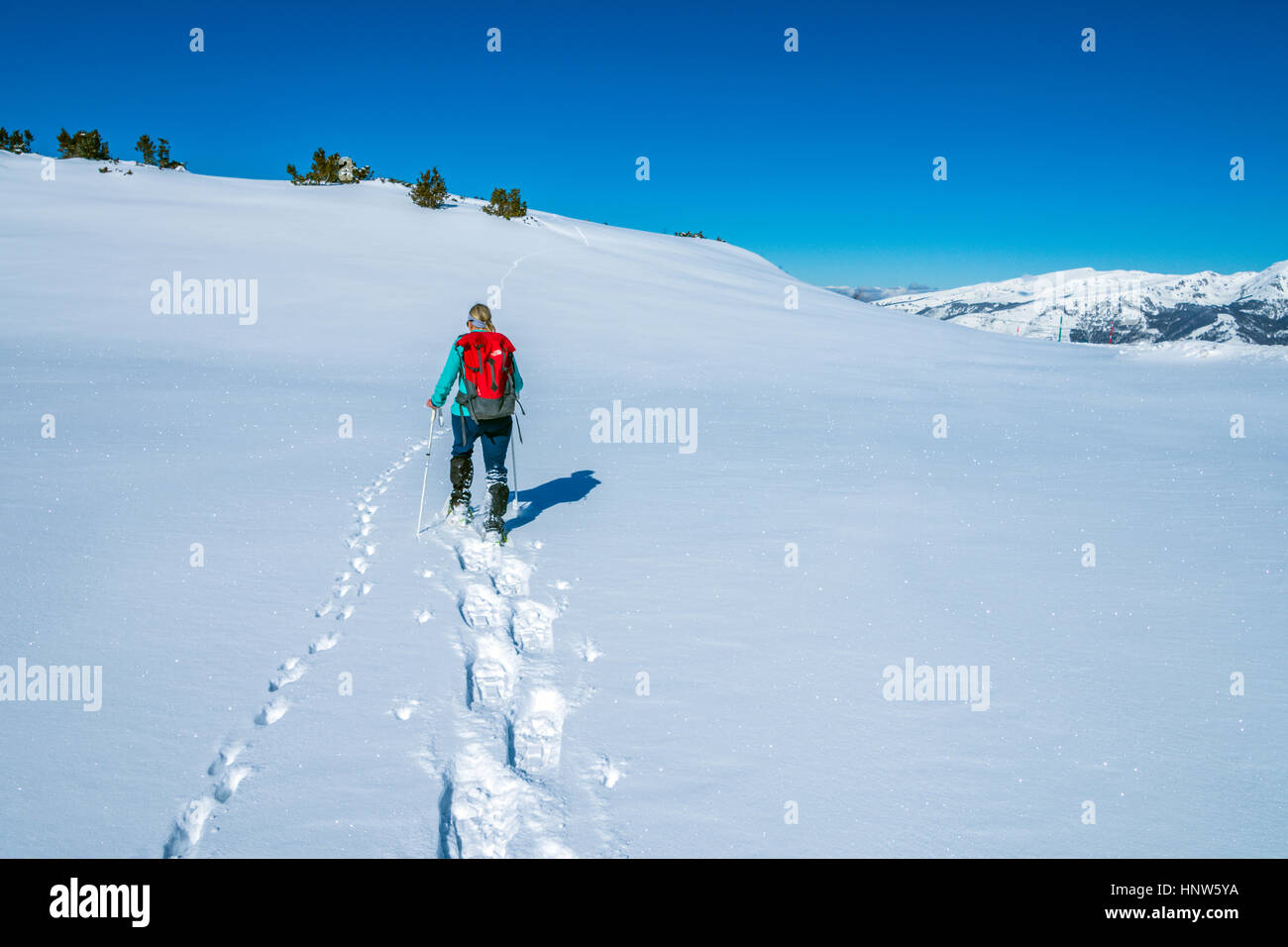 Figura femminile con le racchette da neve, Plateau de Beille, Pirenei francesi Foto Stock