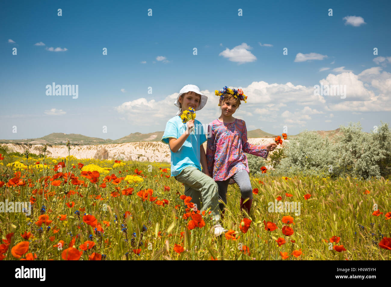 Due ragazze felici nel campo fiorito esterna di estate Foto Stock