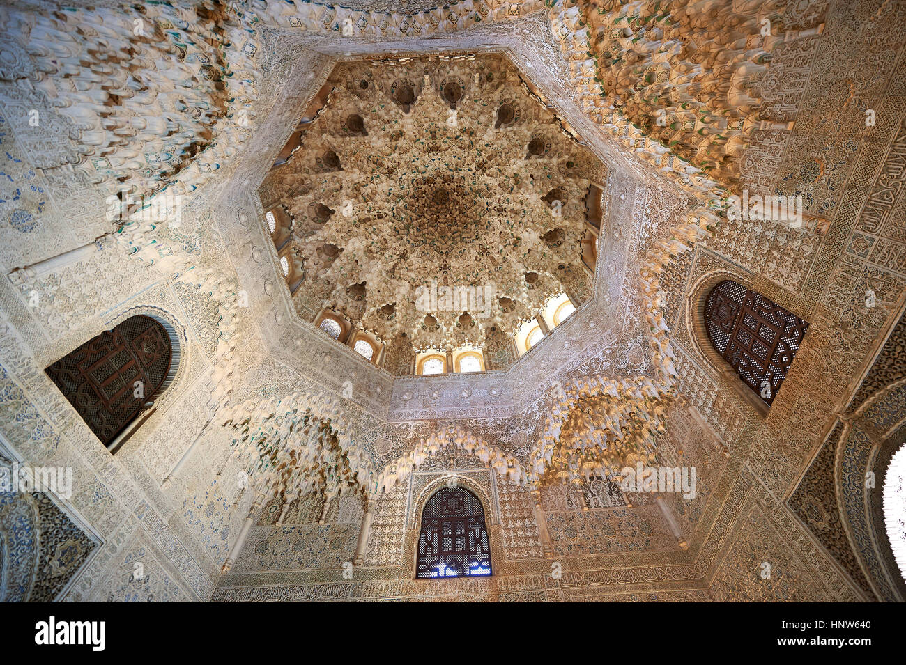 Arabesque stalattiti moresco o morcabe soffitto nella Sala delle Due Sorelle, Palacios Nazaries Alhambra. Granada, Andalusia, Spagna. Foto Stock
