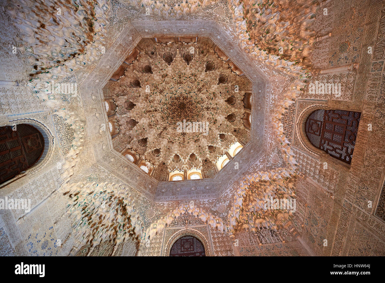 Arabesque stalattiti moresco o morcabe soffitto nella Sala delle Due Sorelle, Palacios Nazaries Alhambra. Granada, Andalusia, Spagna. Foto Stock