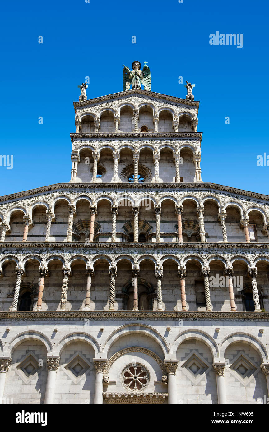 Facciata della chiesa di San Michele del XIII secolo facciata romanica di San Michele in Foro, Lucca, Toscana, Italia Foto Stock