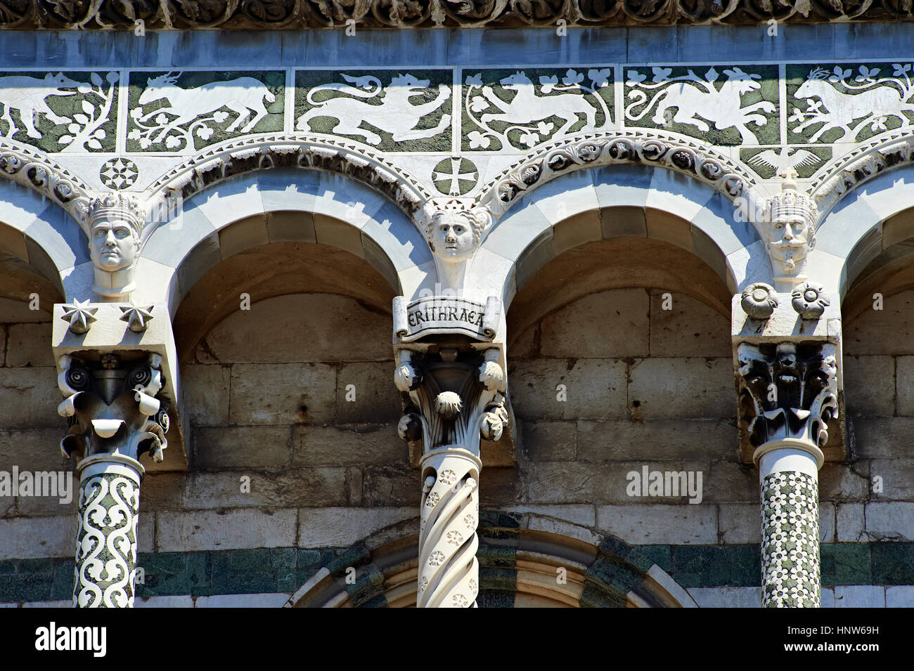 Close up dei portici colonne e statue di San Michele del XIII secolo facciata romanica di San Michele in Foro, Lucca, Toscana, Italia Foto Stock