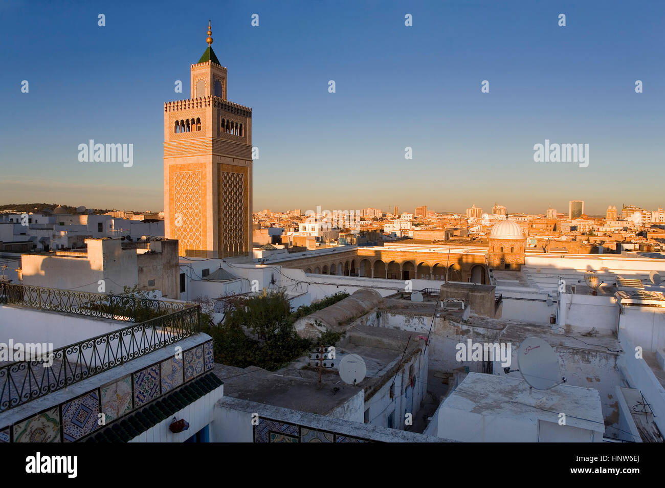 Tunisia: Città di Tunisi. Panoramica di tunisi con la Moschea EZ-Zitouna (Grande Moschea) Foto Stock
