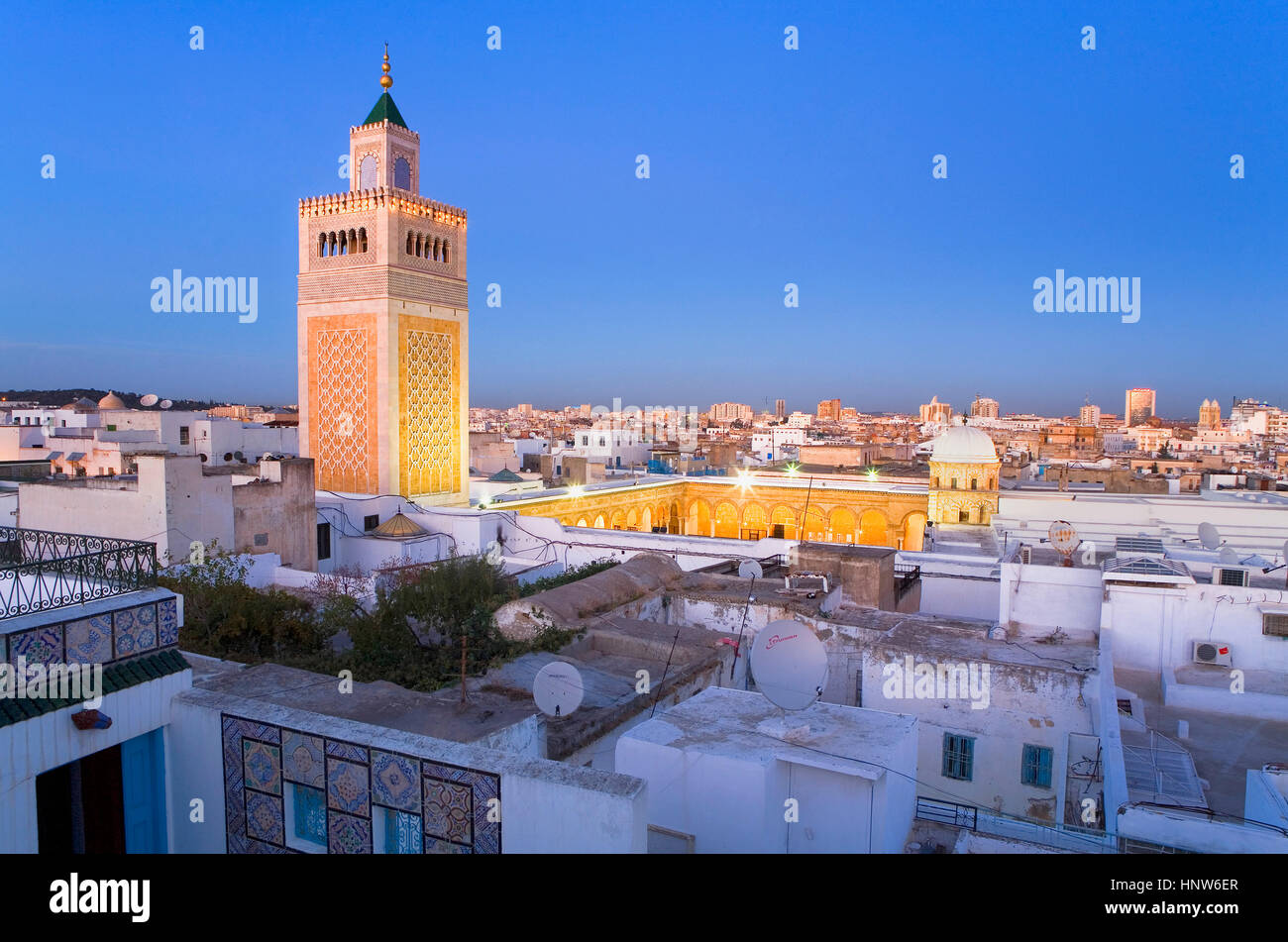 Tunisia: Città di Tunisi. Panoramica di tunisi con la Moschea EZ-Zitouna (Grande Moschea) Foto Stock