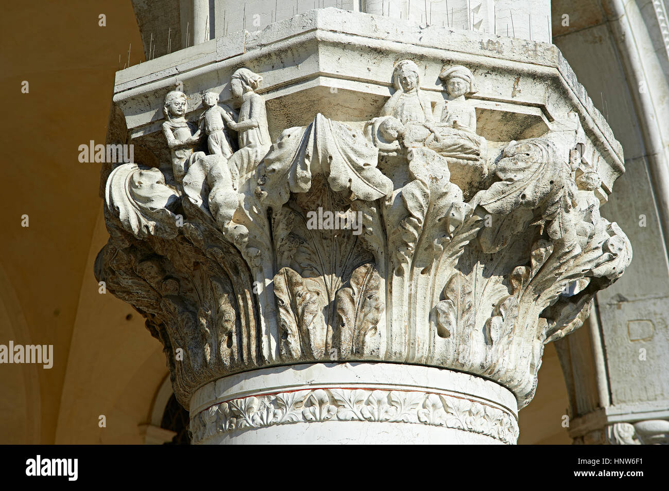 Il XIV secolo in stile gotico capitelli delle colonne del palazzo ducale su Piazza San Marco e il Palazzo Ducale, Venezia Italia Foto Stock