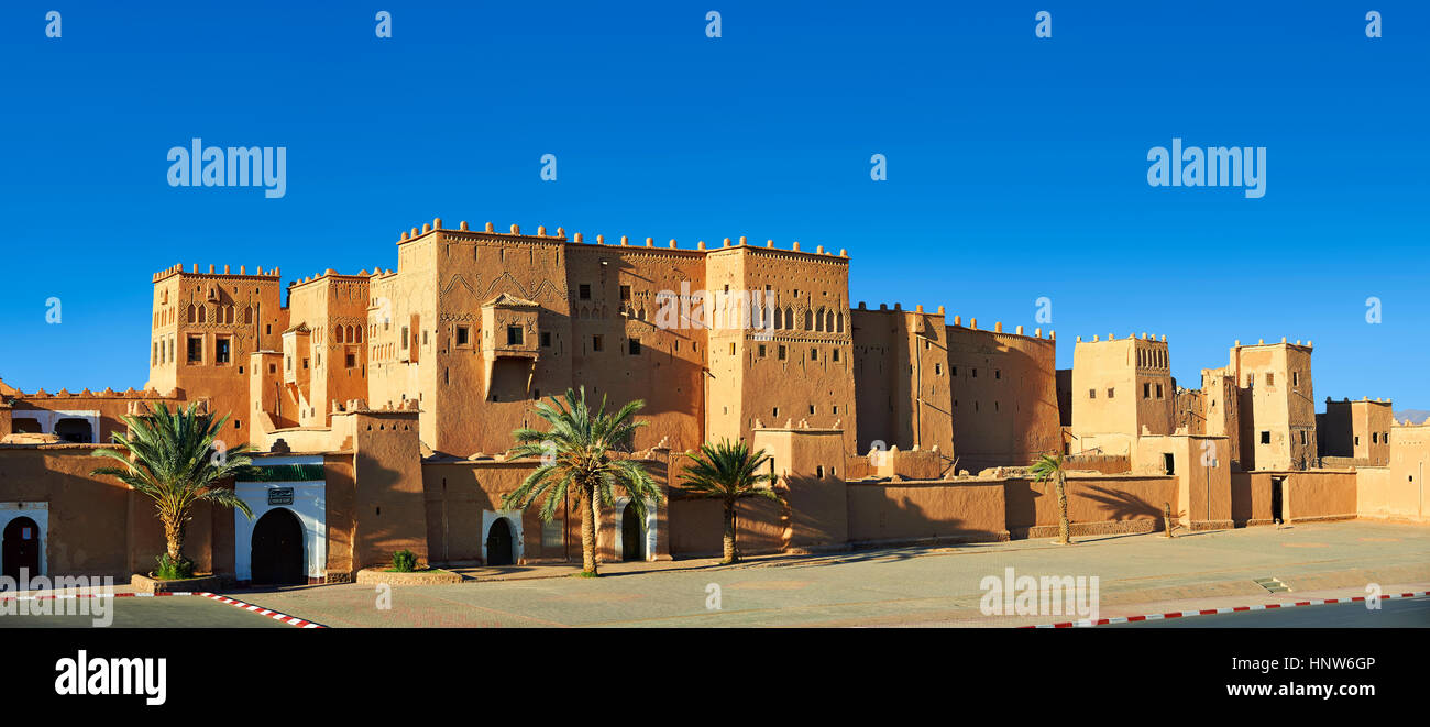 Esterno del mattone di fango kasbah Taourirt, Ouarzazate, Marocco, costruito da pascià Glaoui. Un sito Patrimonio Mondiale dell'Unesco Foto Stock