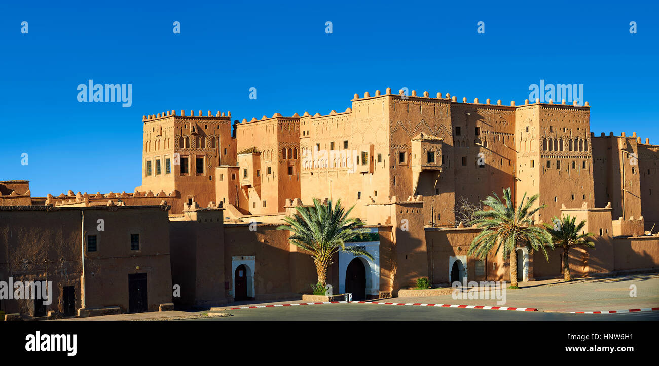 Esterno del mattone di fango kasbah Taourirt, Ouarzazate, Marocco, costruito da pascià Glaoui. Un sito Patrimonio Mondiale dell'Unesco Foto Stock