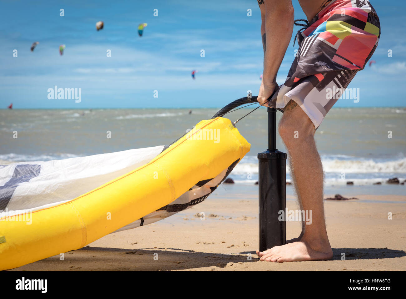 Kitesurfer sulla spiaggia aquilone di gonfiaggio Foto Stock