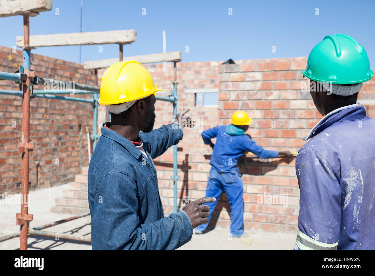 Costruttori lavorando sul sito in costruzione Foto Stock