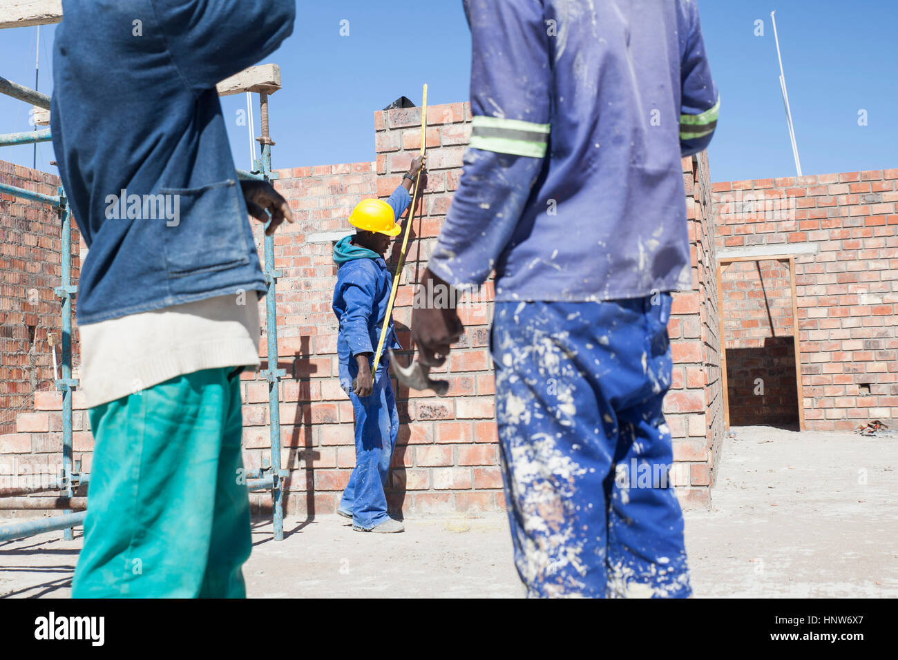 Costruttori lavorando sul sito in costruzione Foto Stock