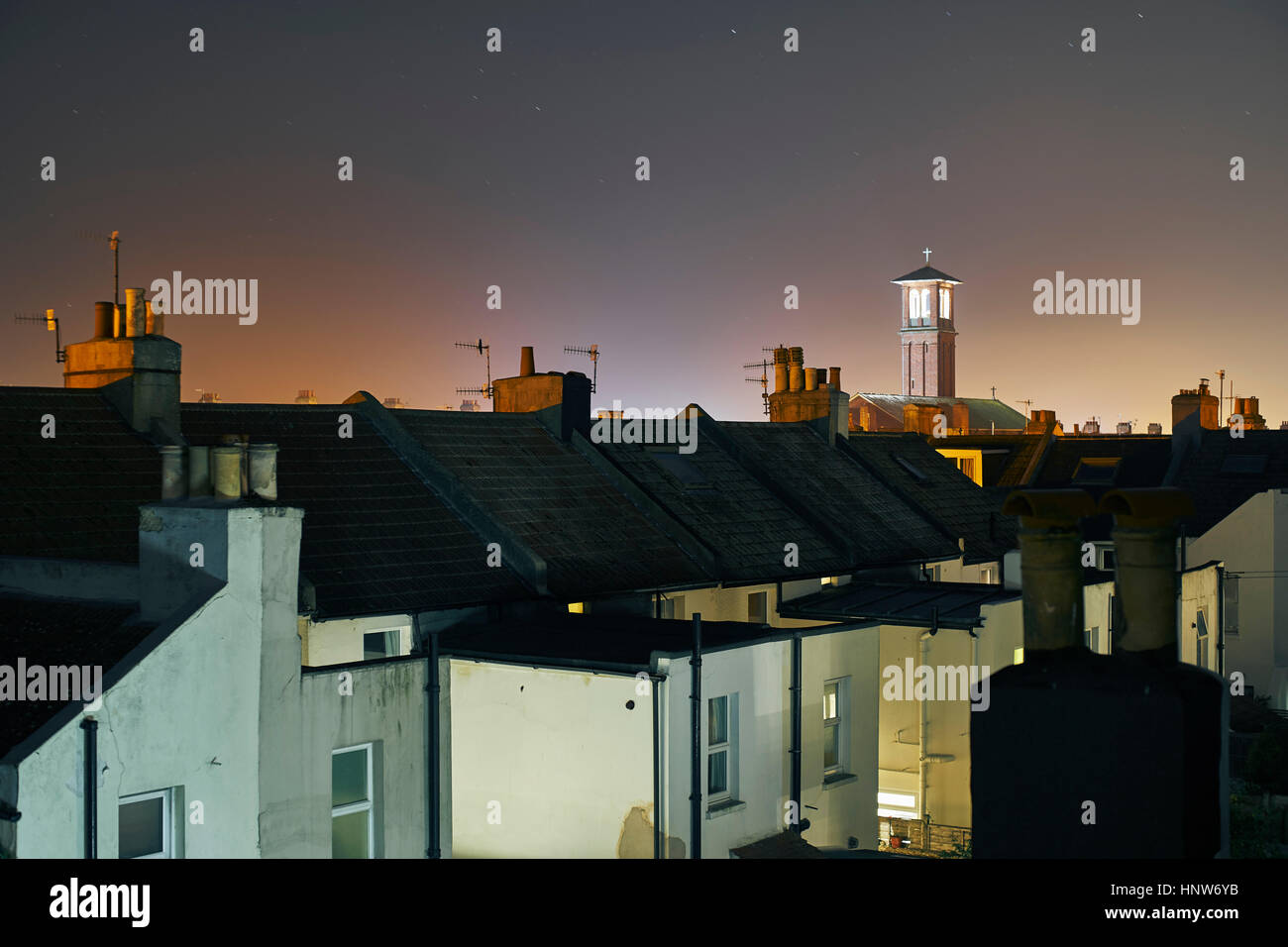 Vista in elevazione della casa a schiera tetti e torre campanaria di notte, Brighton East Sussex, Inghilterra Foto Stock