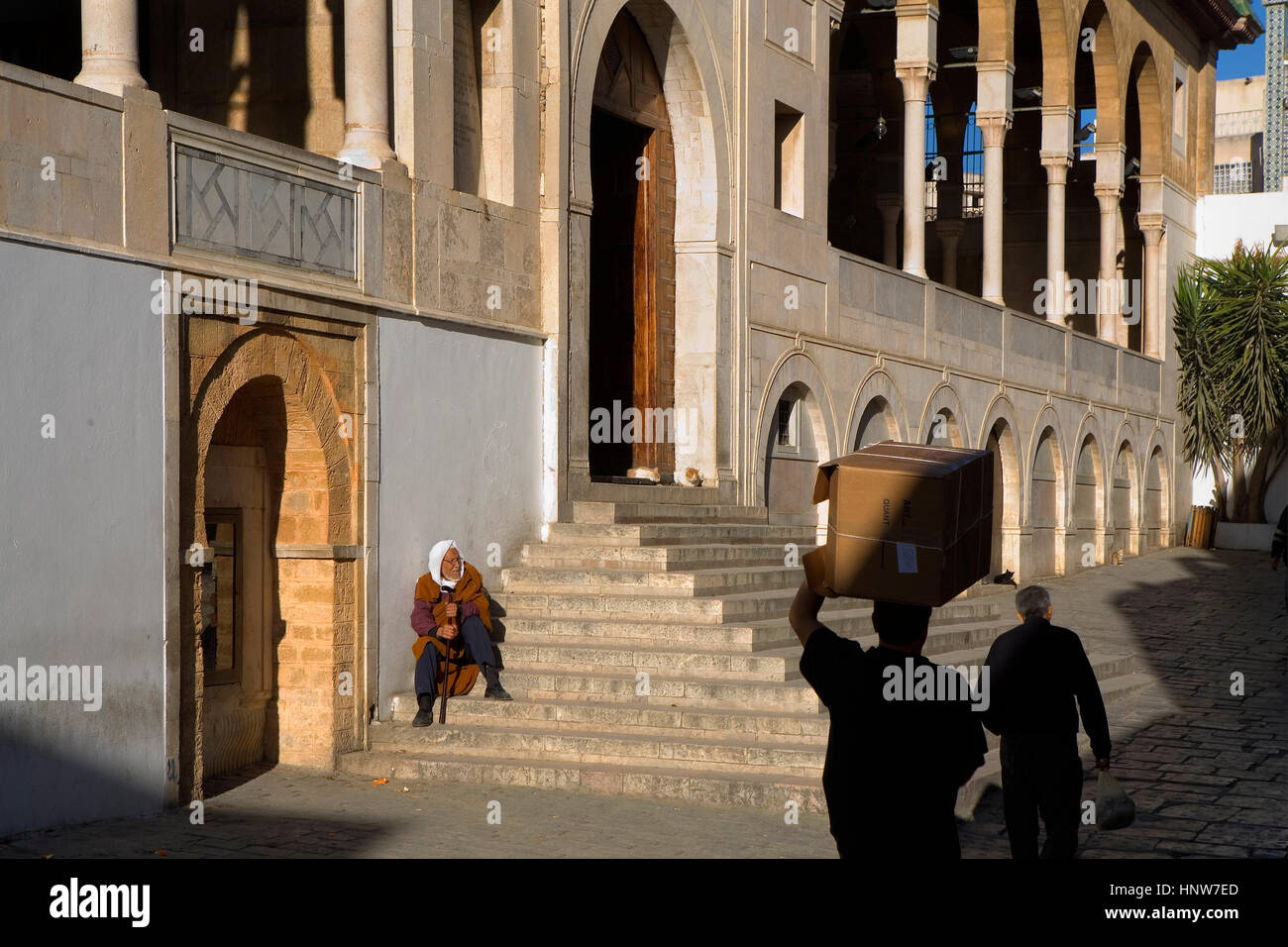 Tunisia: Città di Tunis.Medina.persons nella facciata principale della Moschea EZ-Zitouna (Grande Moschea) Foto Stock