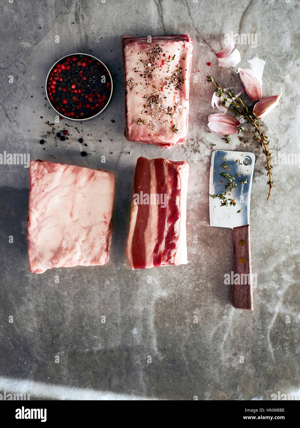 Materie costolette di manzo con carne cleaver e pepe, vista aerea Foto Stock
